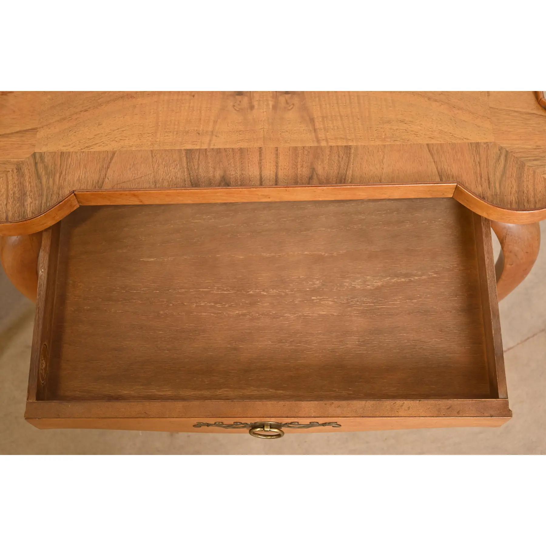 Tavolini da tè Baker Furniture in stile provinciale Luigi XV in ciliegio e legno di radica in vendita 1