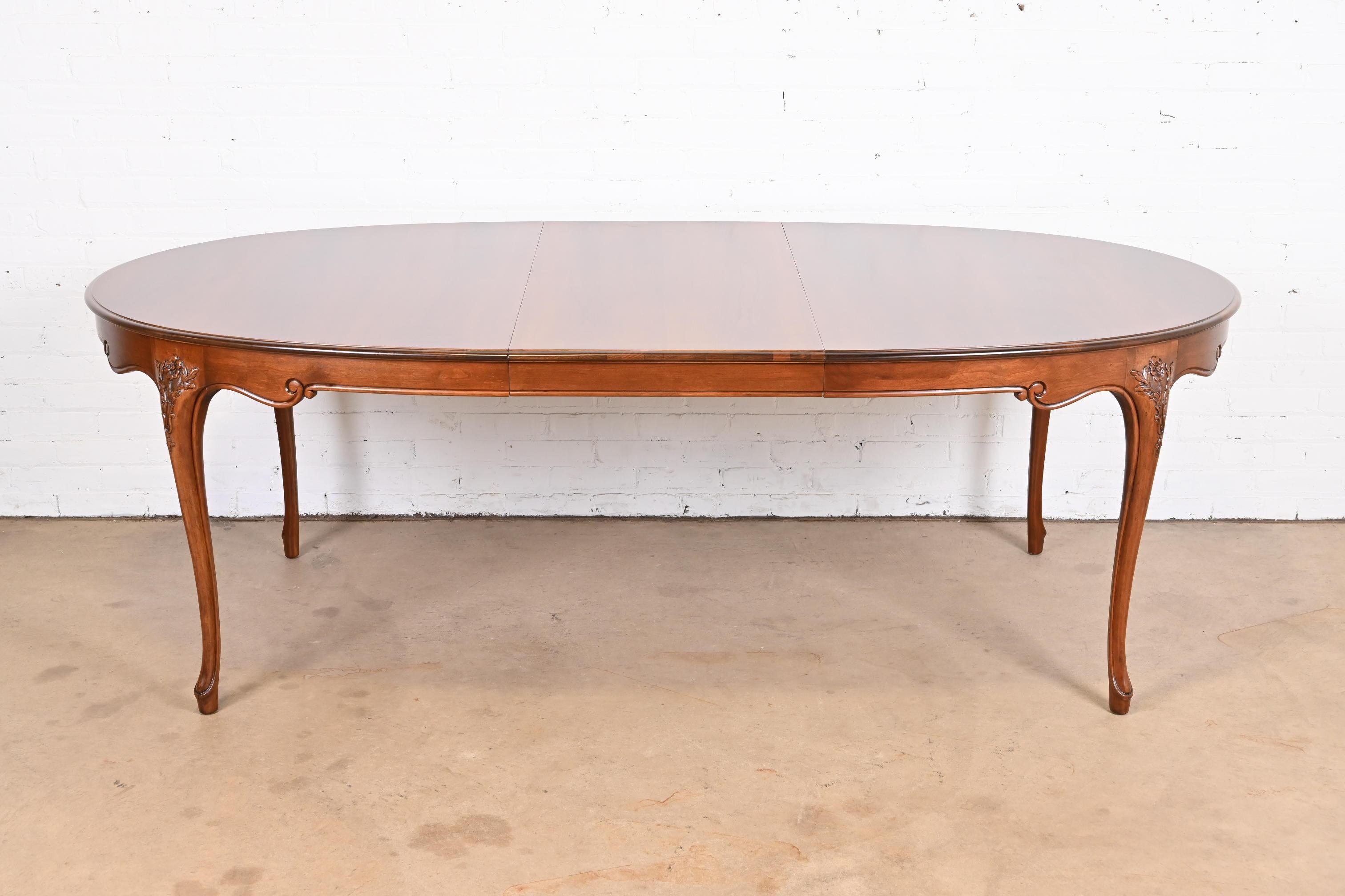 Baker Furniture French Provincial Louis XV Cherry Wood Dining Table, Refinished In Good Condition In South Bend, IN