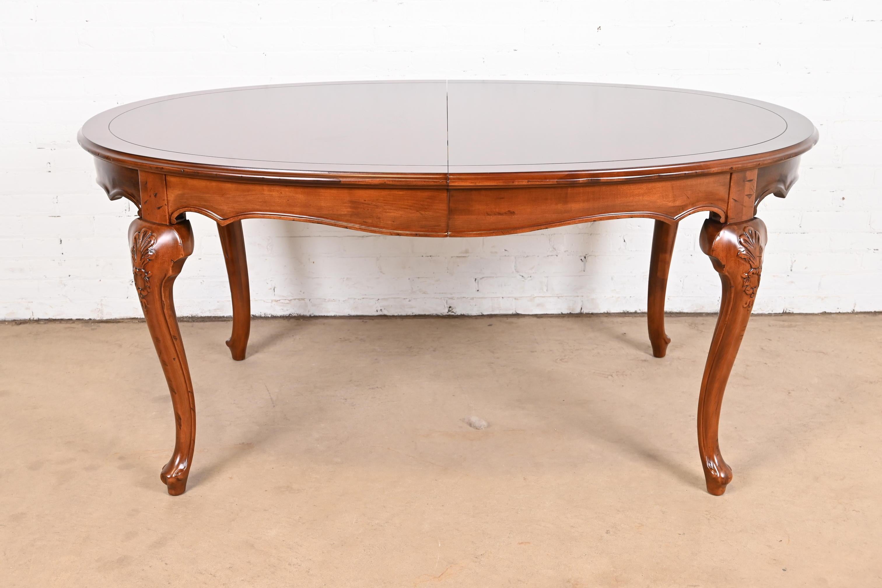 Tavolo da pranzo allungabile in legno di ciliegio Luigi XV di Baker Furniture in vendita 4