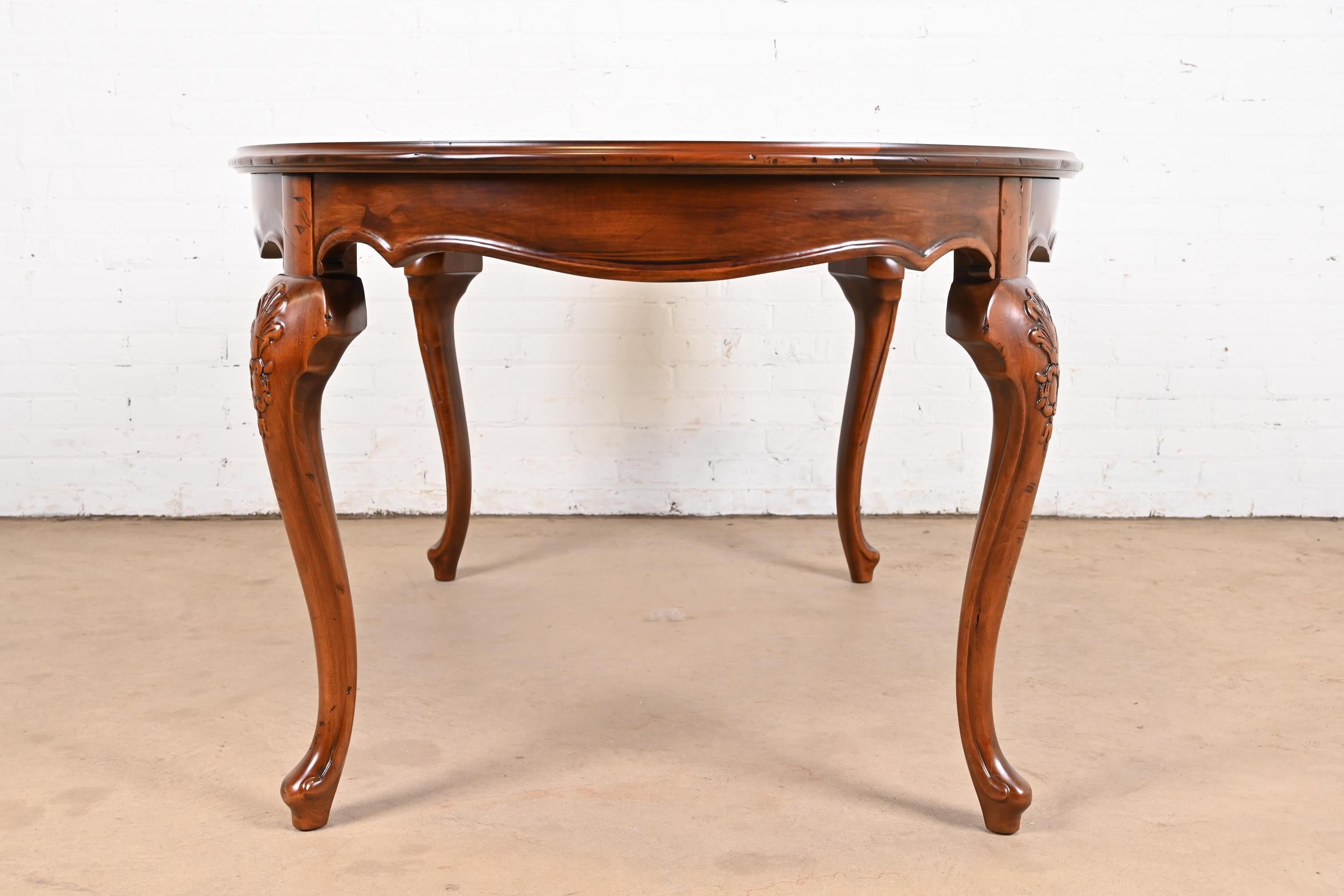 Tavolo da pranzo allungabile in legno di ciliegio Luigi XV di Baker Furniture in vendita 6