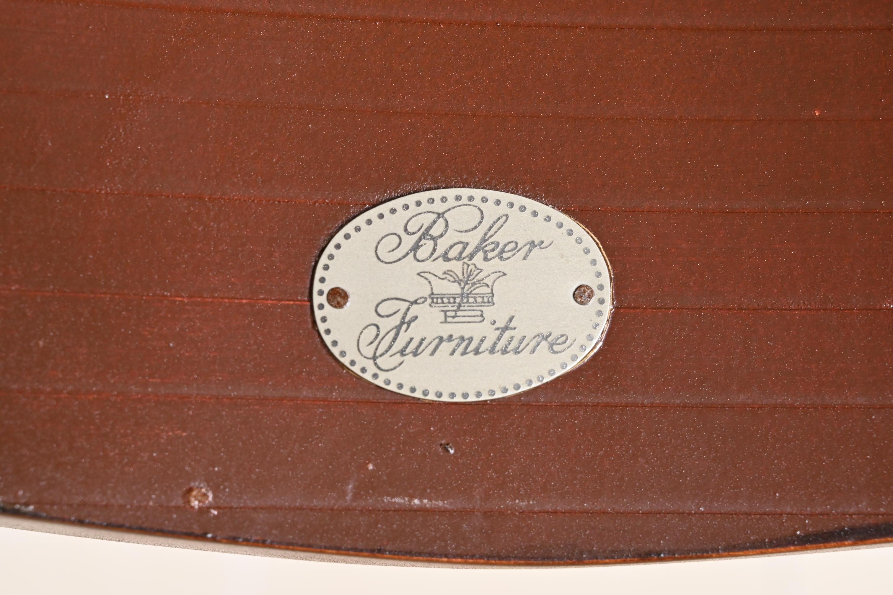 Tavolo da pranzo allungabile in legno di ciliegio Luigi XV di Baker Furniture in vendita 7