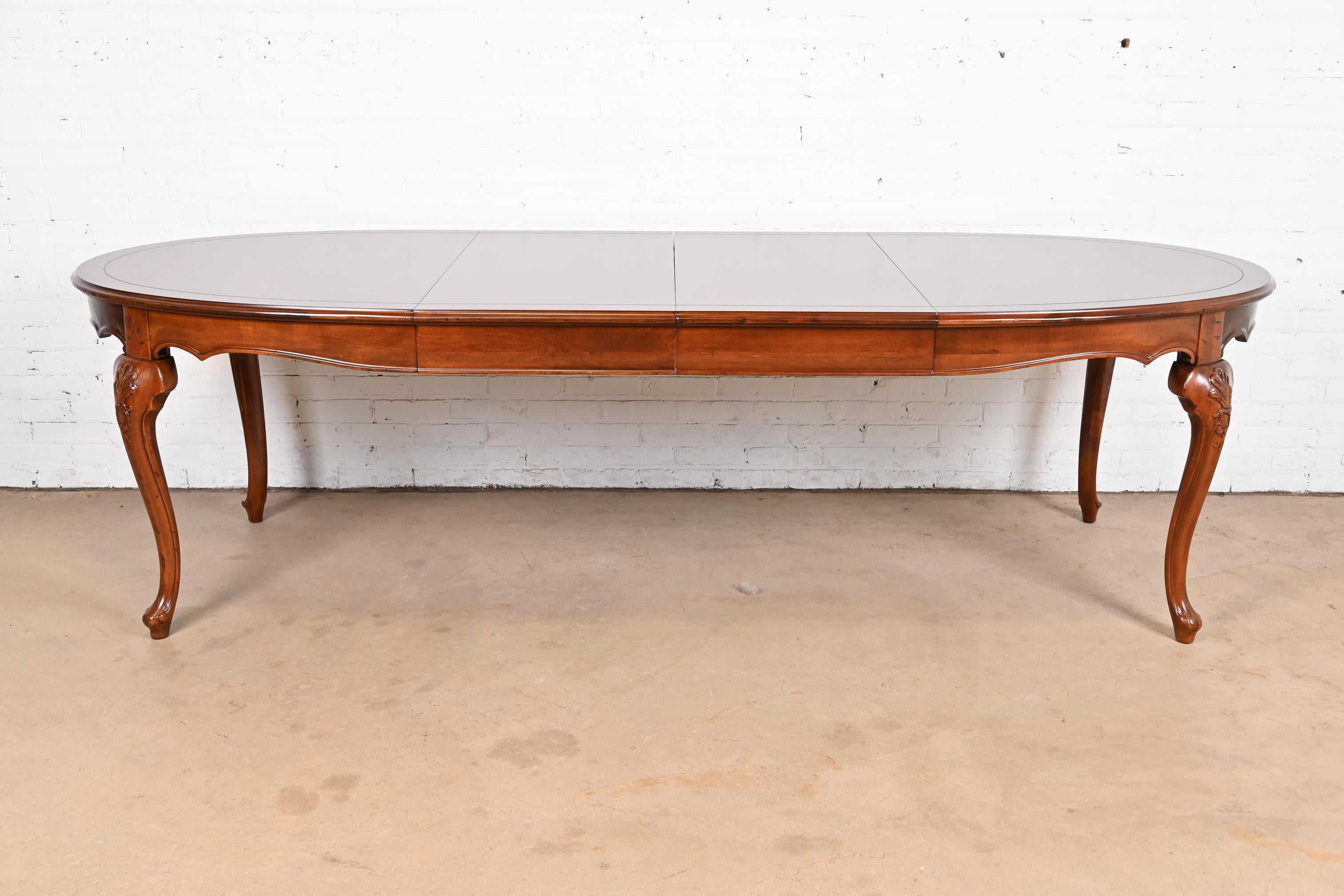 Un eccezionale tavolo da pranzo allungabile in stile Provincia Francese Luigi XV

Da Baker Furniture

USA, circa anni '1960

Splendido ciliegio abbinato al libro, con gambe cabriole intagliate.

Misure: 65,75