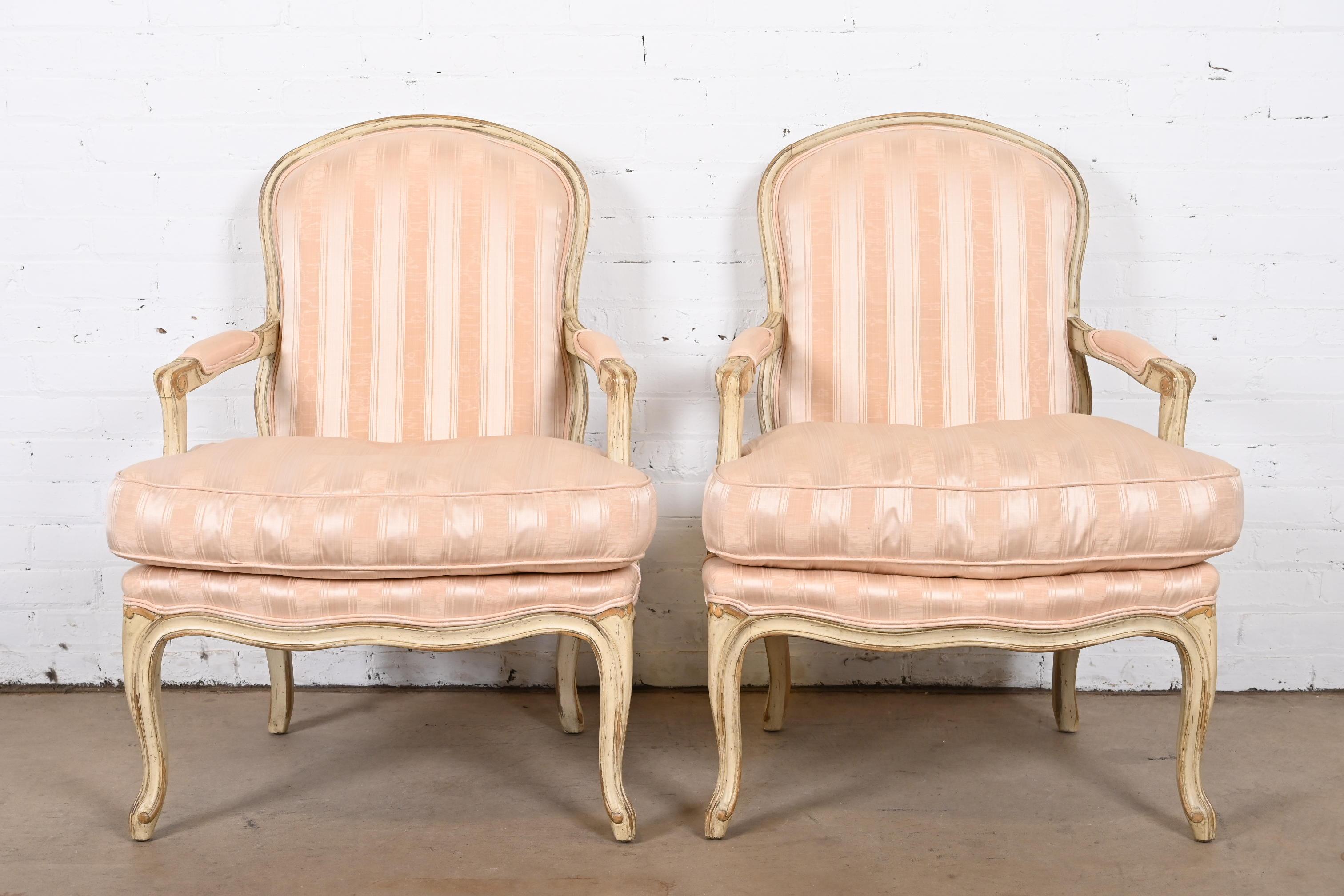 Tissu d'ameublement Paire de fauteuils Louis XV de style provincial français, Baker Furniture en vente