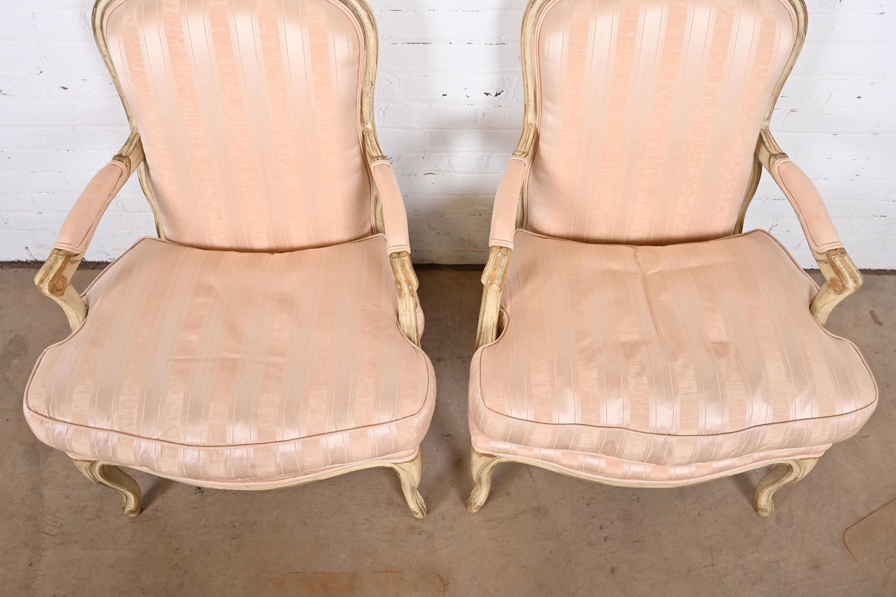 Paire de fauteuils Louis XV de style provincial français, Baker Furniture en vente 1