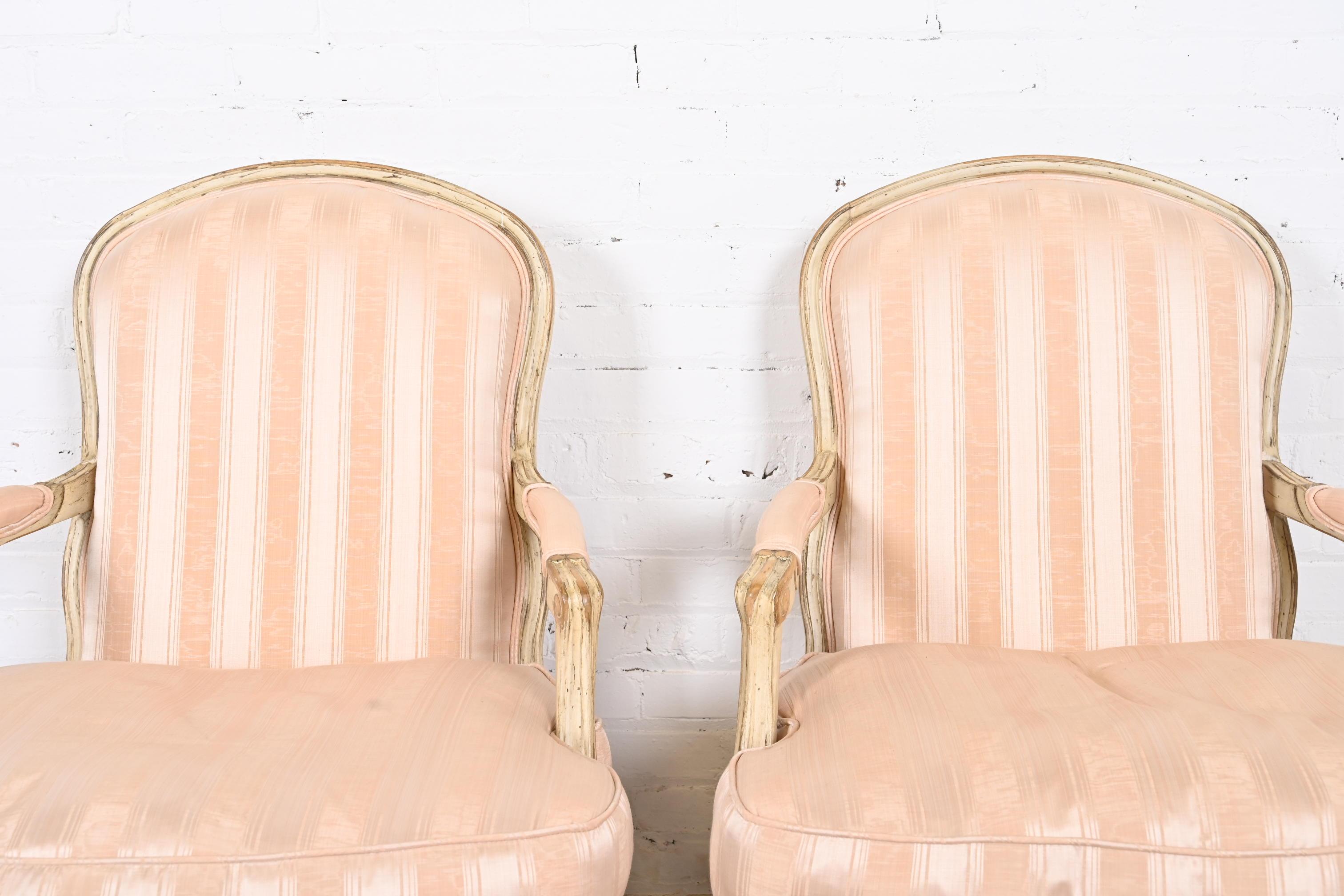 Paire de fauteuils Louis XV de style provincial français, Baker Furniture en vente 2