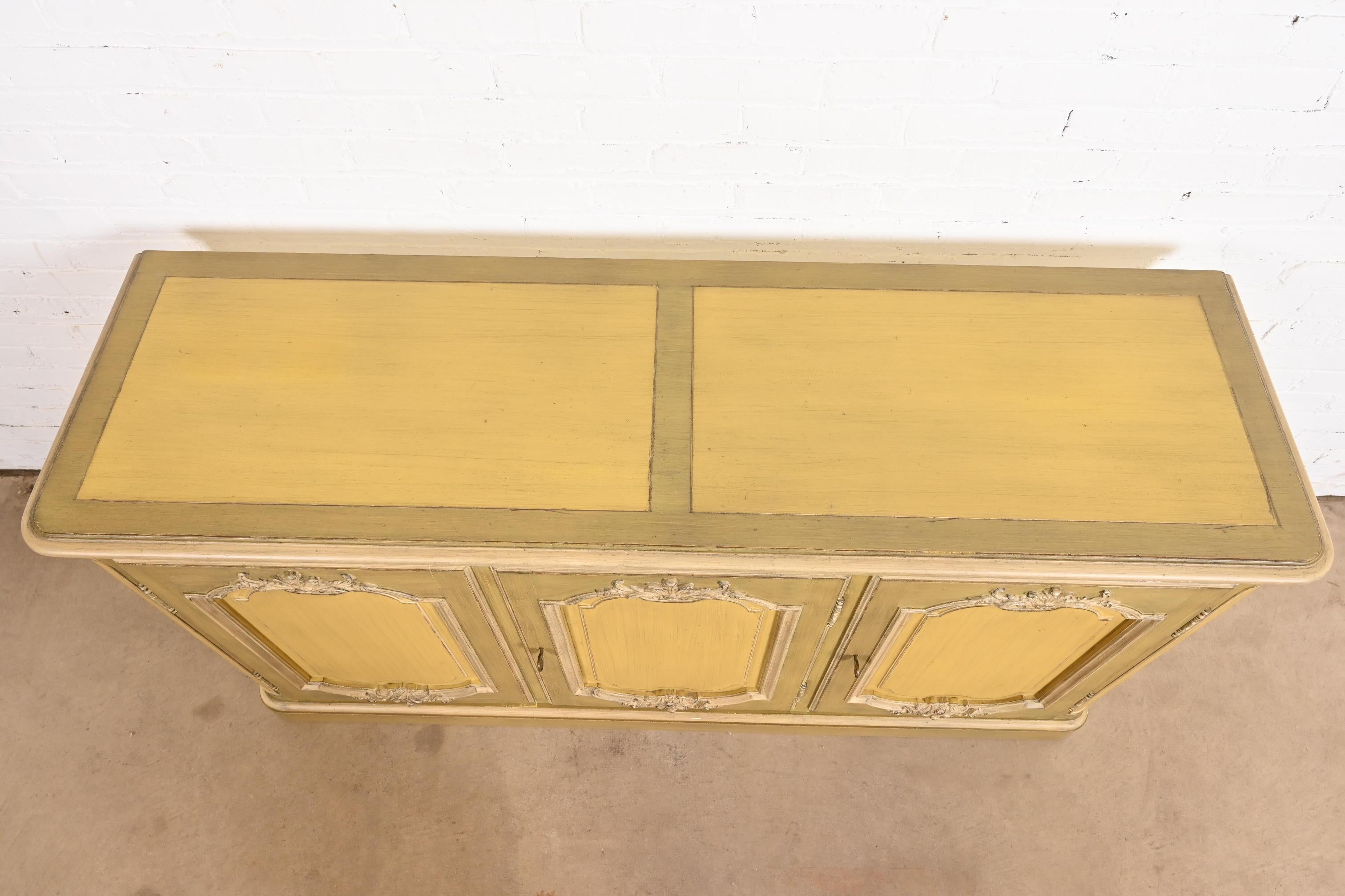Baker Furniture Credenza provinciale francese Luigi XV laccata verde in vendita 3