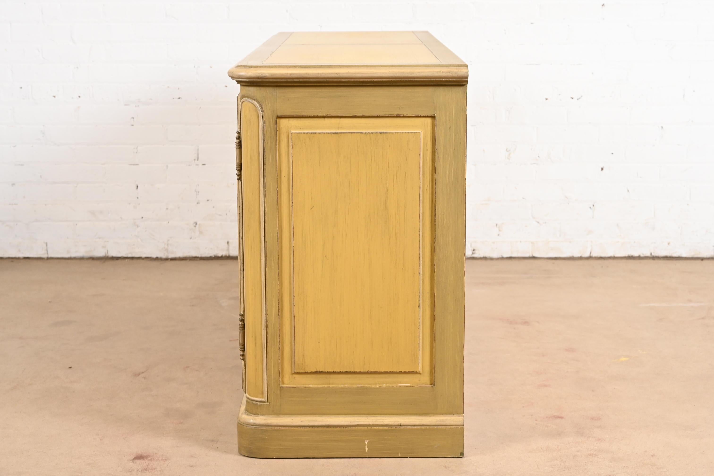 Baker Furniture Credenza provinciale francese Luigi XV laccata verde in vendita 4