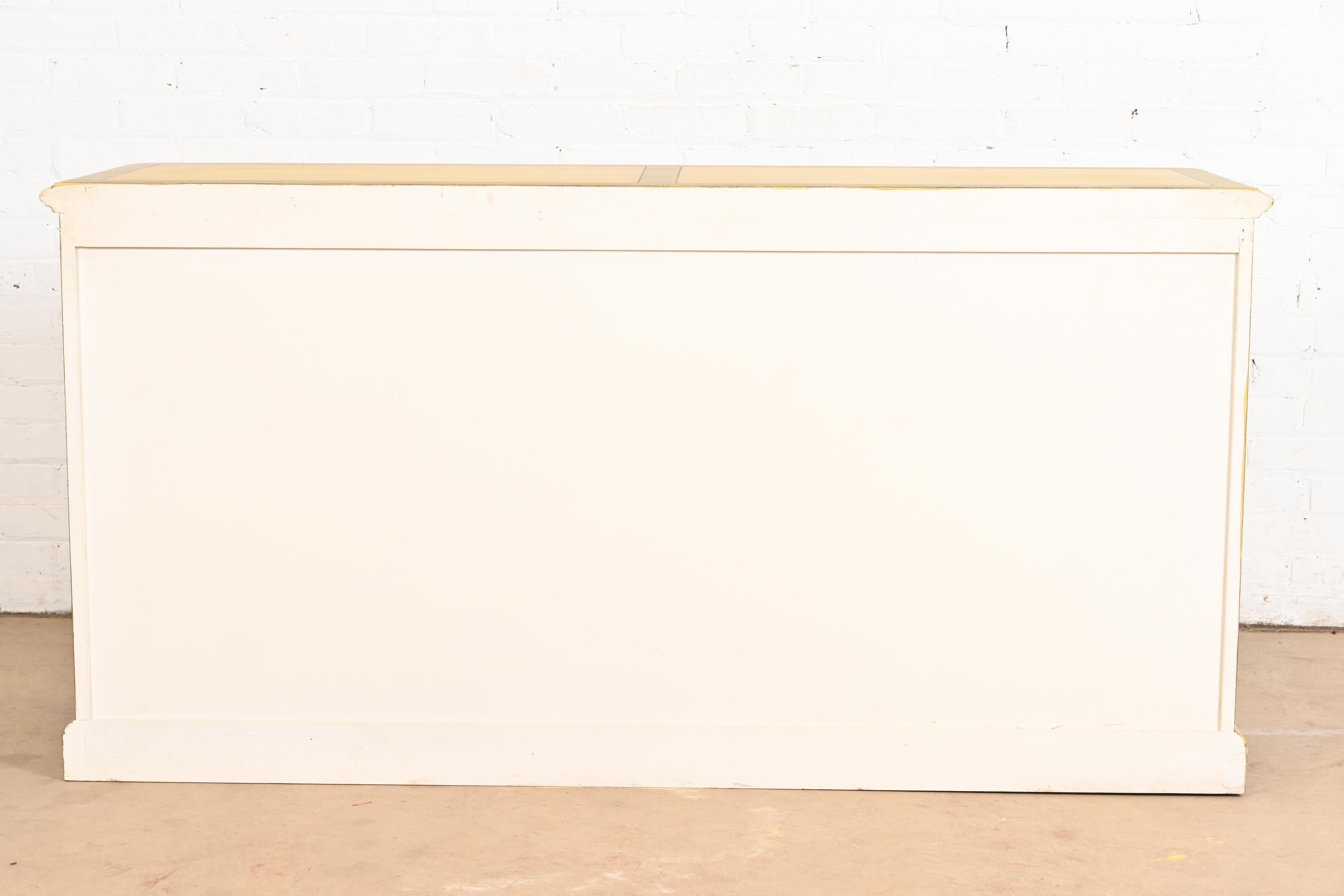 Baker Furniture Credenza provinciale francese Luigi XV laccata verde in vendita 5