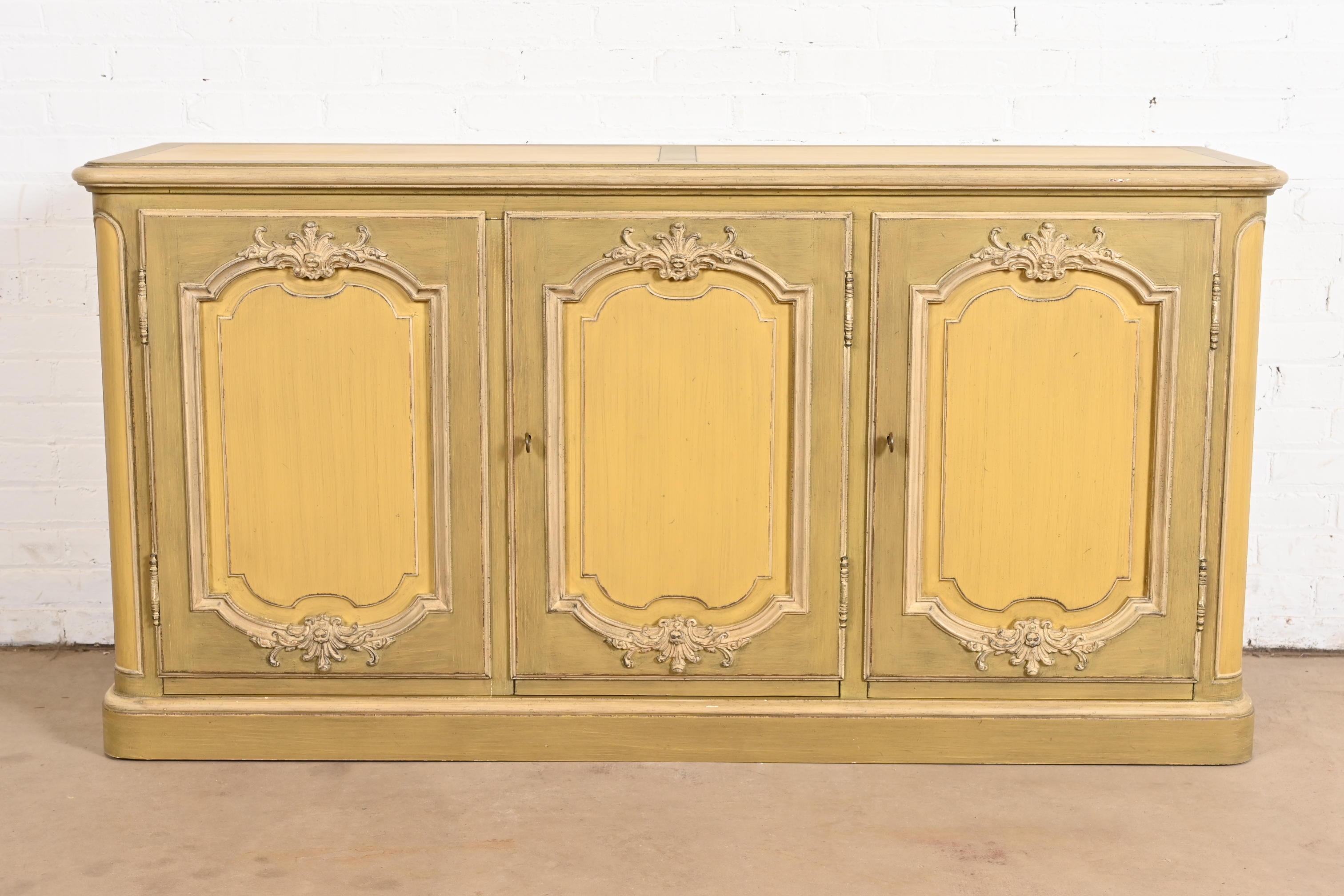 Una splendida credenza, un mobile bar o una credenza in stile Luigi XV francese.

Da Baker Furniture

USA, circa anni '1960

Noce intagliato, con finitura originale laccata verde oliva e crema. I ripiani sono regolabili.

Misure: 63,5 