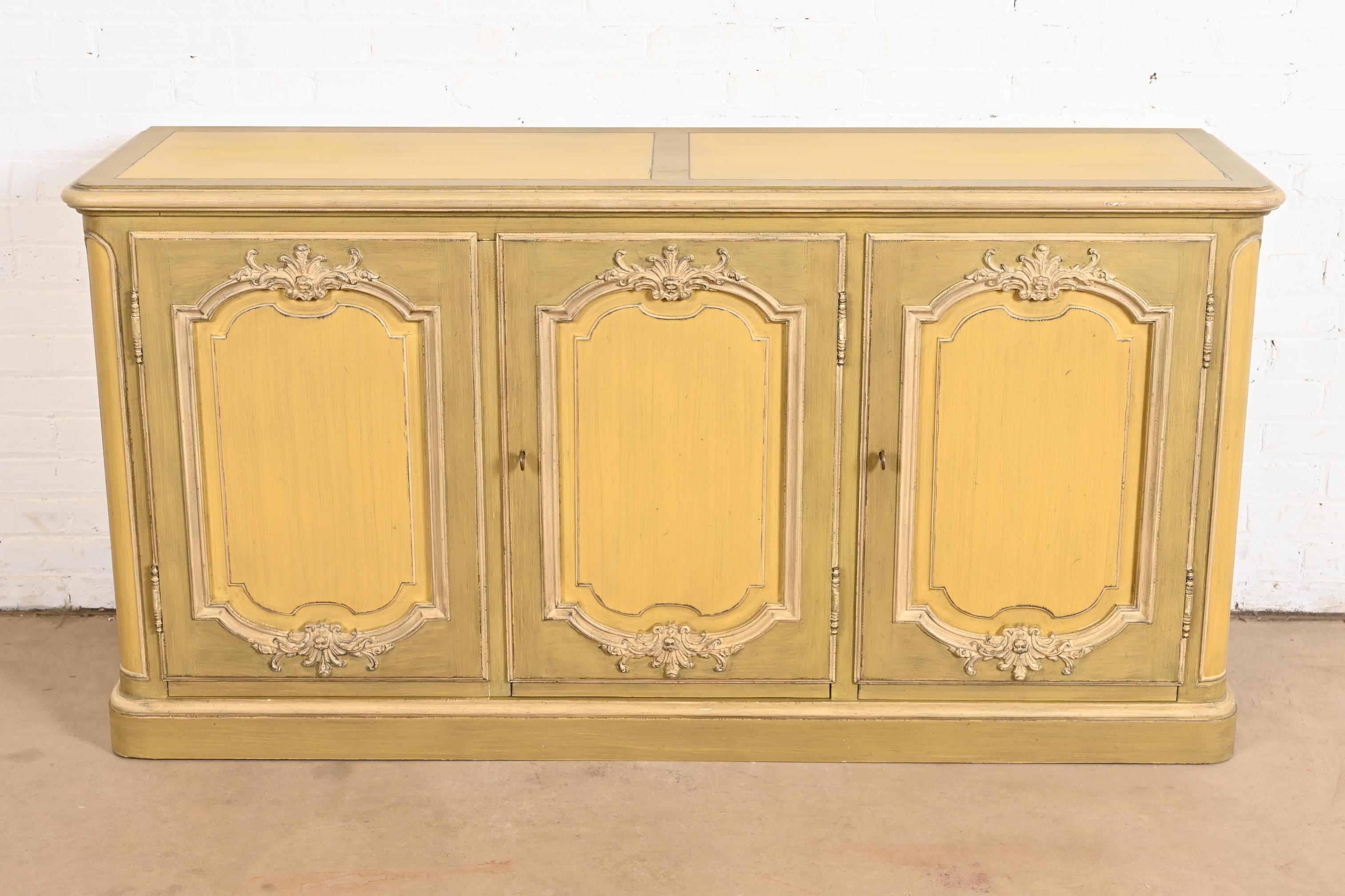Stile provenzale Baker Furniture Credenza provinciale francese Luigi XV laccata verde in vendita