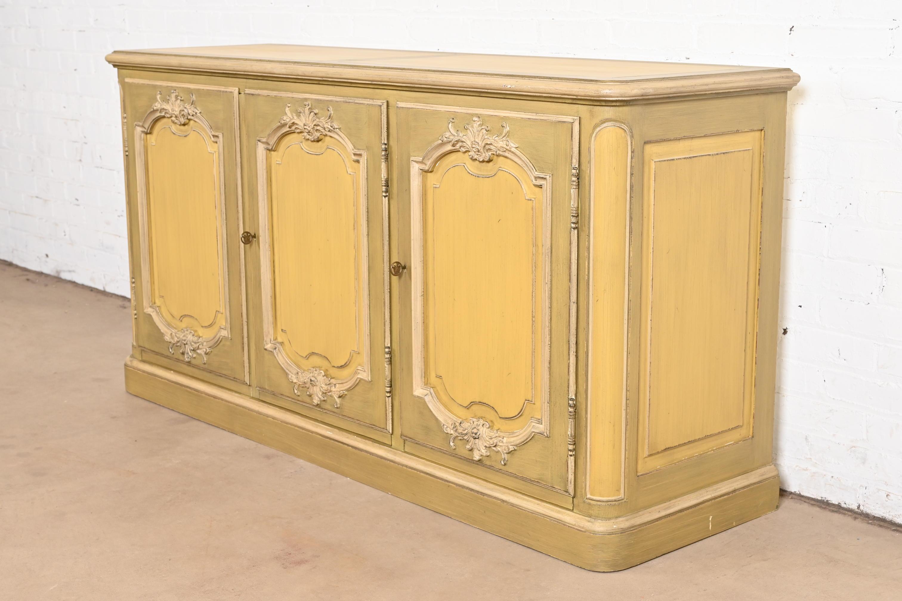 Americano Baker Furniture Credenza provinciale francese Luigi XV laccata verde in vendita