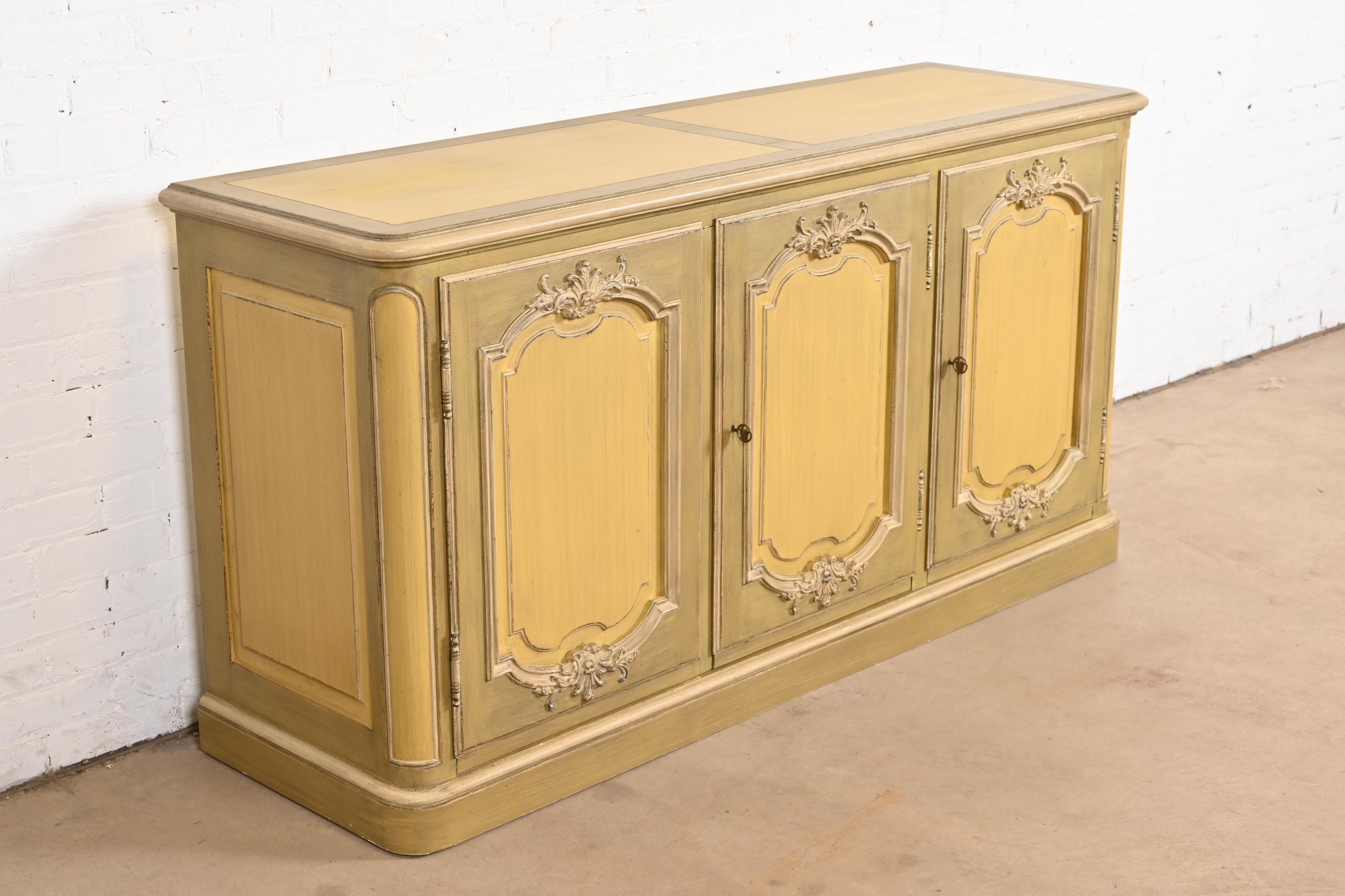 Baker Furniture Credenza provinciale francese Luigi XV laccata verde In condizioni buone in vendita a South Bend, IN