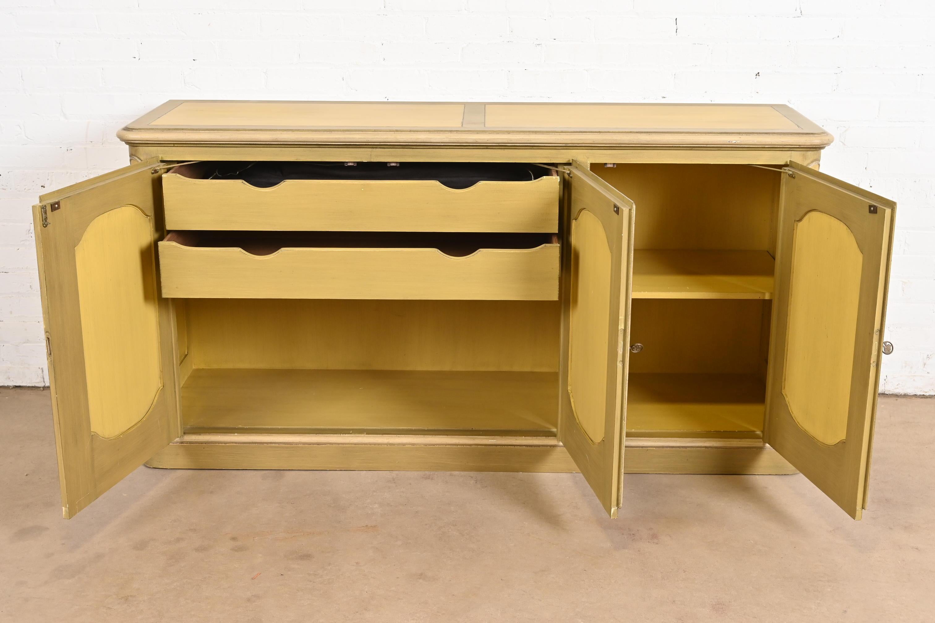 Metà XX secolo Baker Furniture Credenza provinciale francese Luigi XV laccata verde in vendita