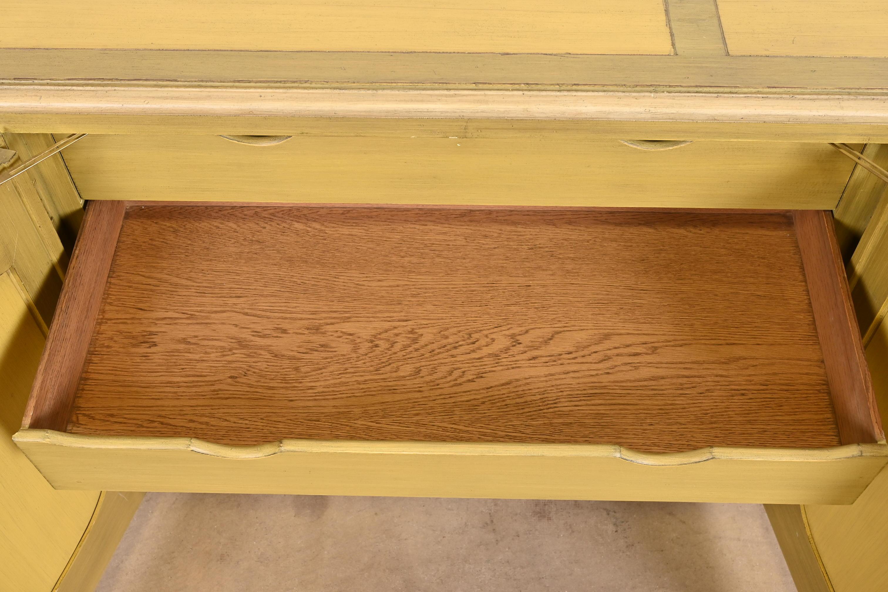 Noce Baker Furniture Credenza provinciale francese Luigi XV laccata verde in vendita