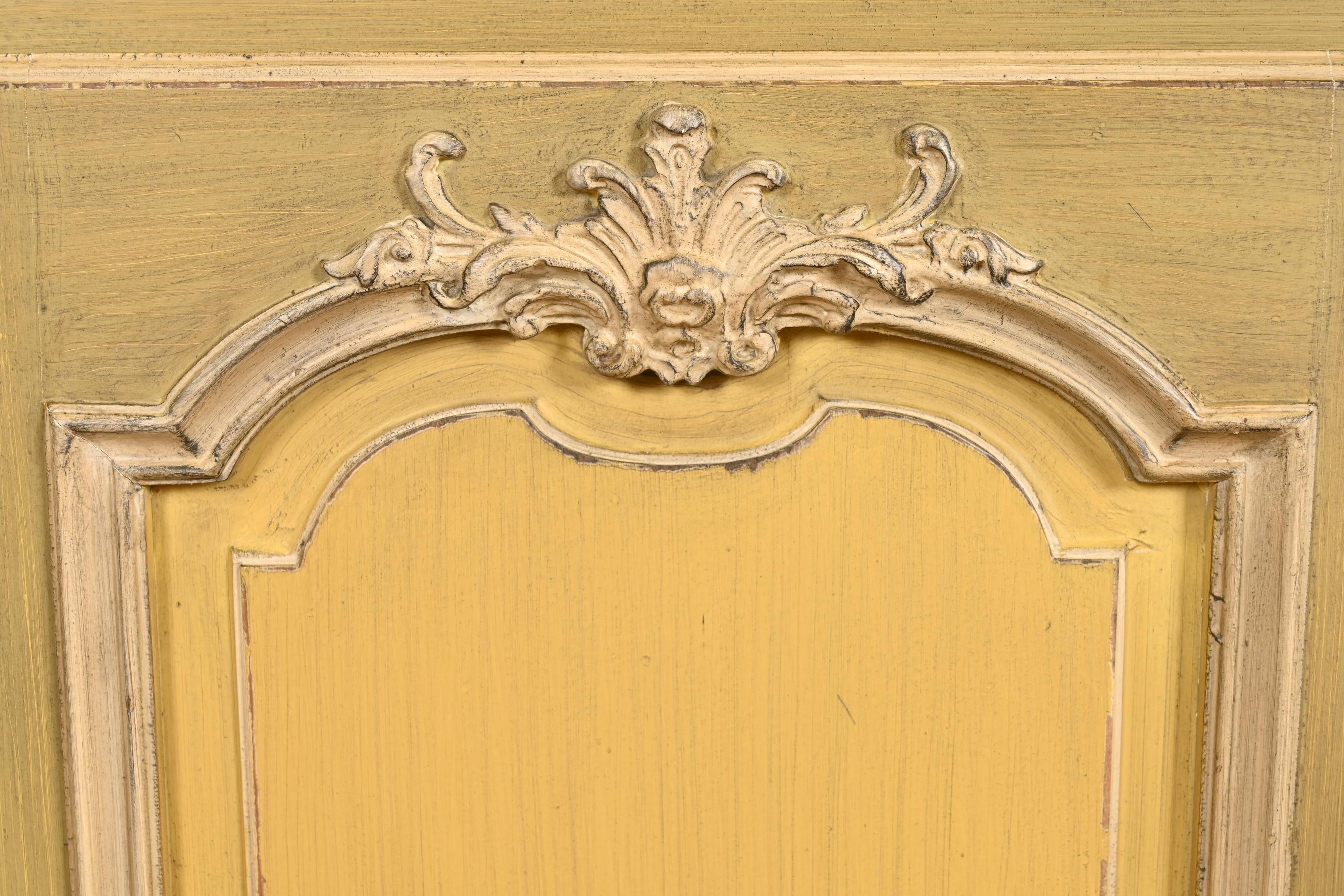 Baker Furniture Credenza provinciale francese Luigi XV laccata verde in vendita 2