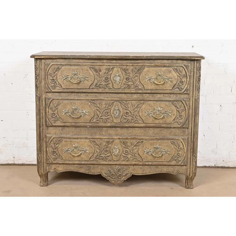Magnifique commode ou commode à tiroirs de style Louis XV et de style provincial français

Par Baker Furniture

USA, Circa 1960

Noyer laqué sculpté, avec quincaillerie en laiton d'origine.

Dimensions : 42 