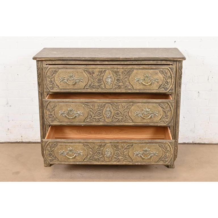 Milieu du XXe siècle Baker Furniture commode ou commode provinciale française laquée Louis XV en vente