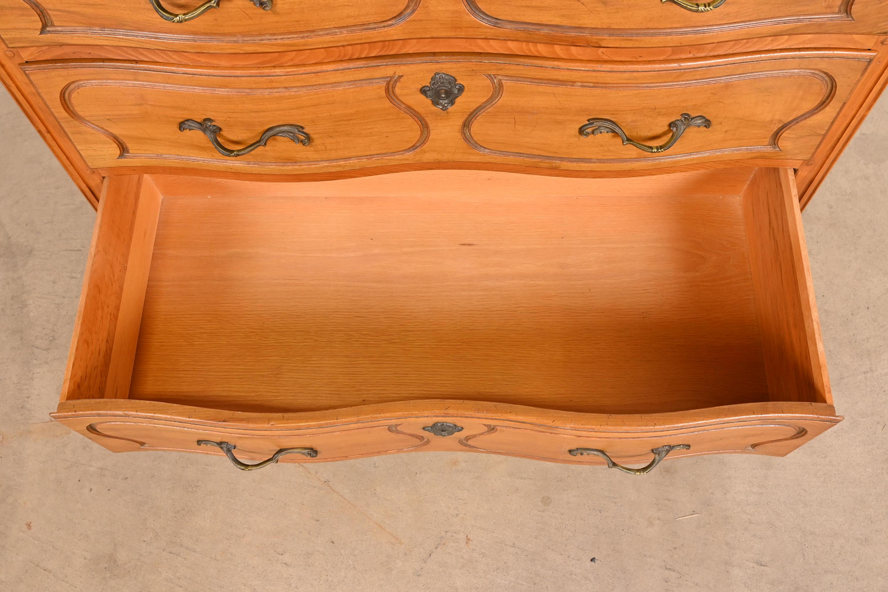 Commode en érable Louis XV de style provincial français de Baker Furniture, vers les années 1940 en vente 5