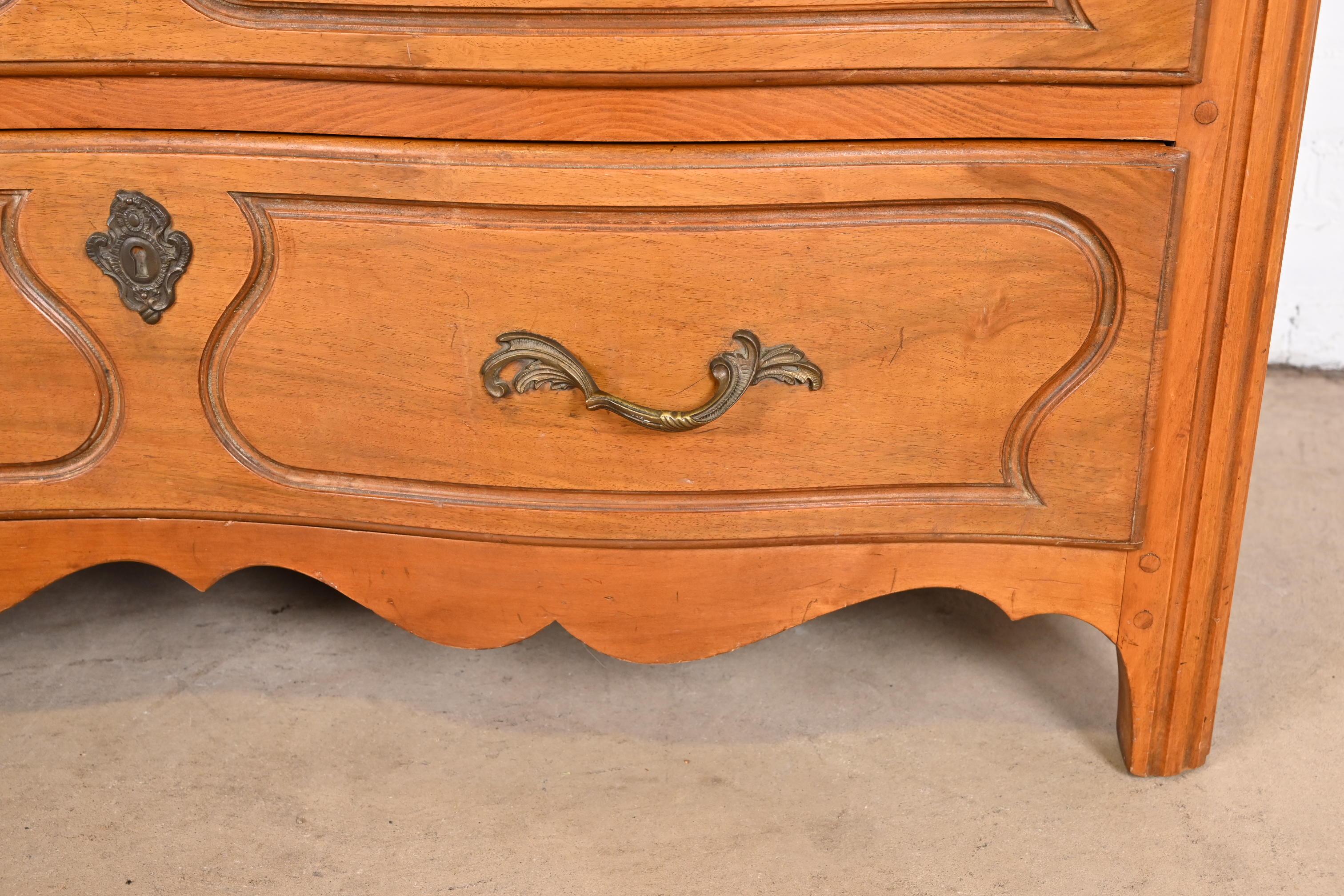 Cassettiera in acero Luigi XV di Baker Furniture, anni '40 circa in vendita 6