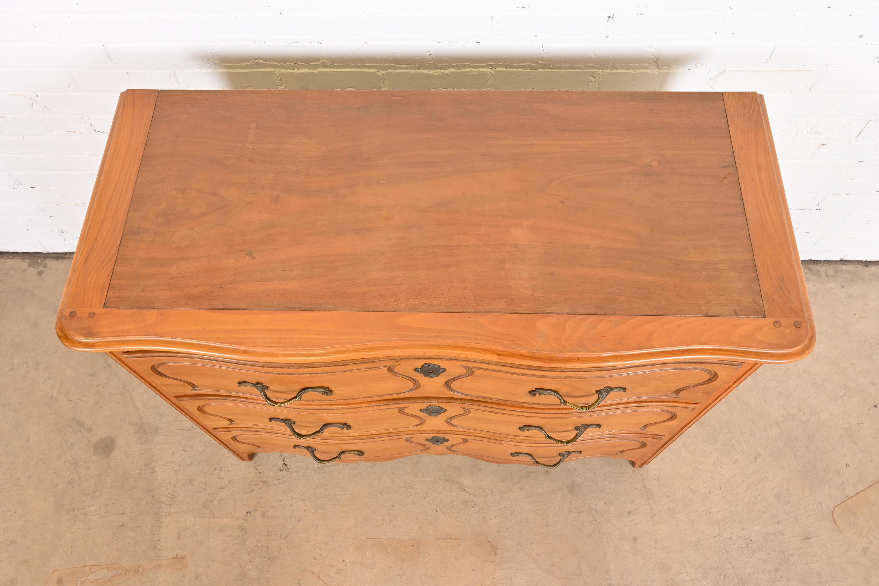 Cassettiera in acero Luigi XV di Baker Furniture, anni '40 circa in vendita 7