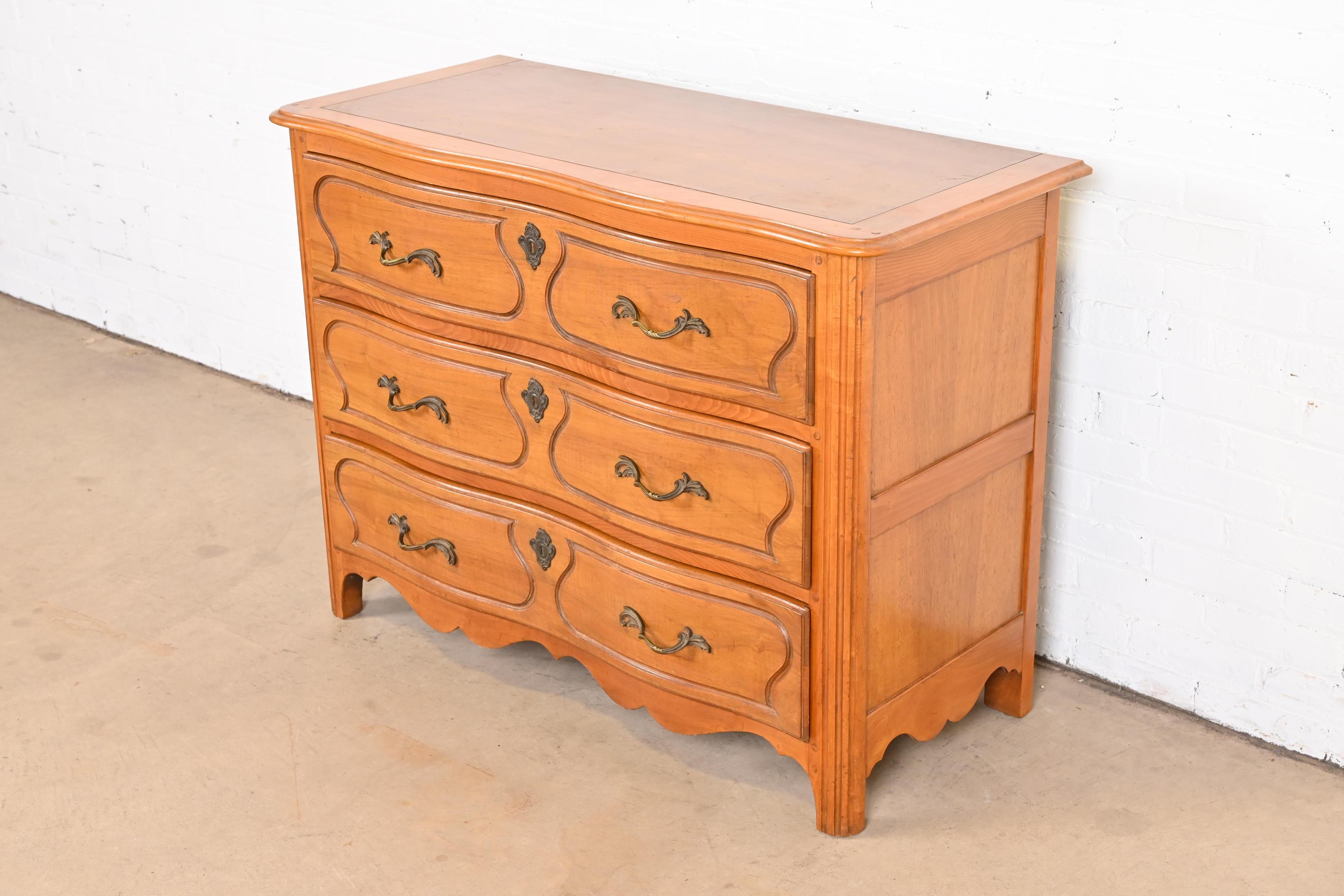 Provincial français Commode en érable Louis XV de style provincial français de Baker Furniture, vers les années 1940 en vente