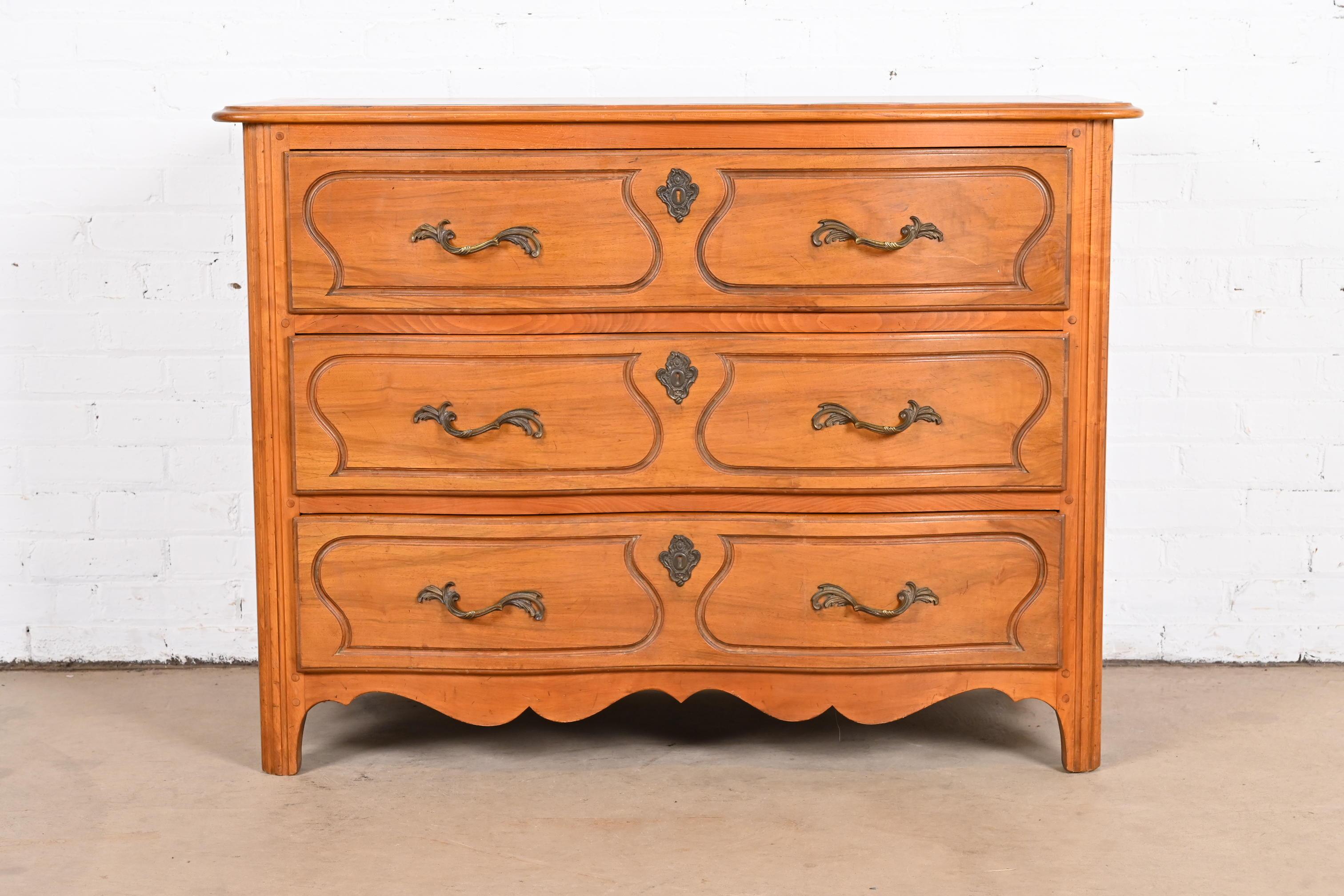 Américain Commode en érable Louis XV de style provincial français de Baker Furniture, vers les années 1940 en vente