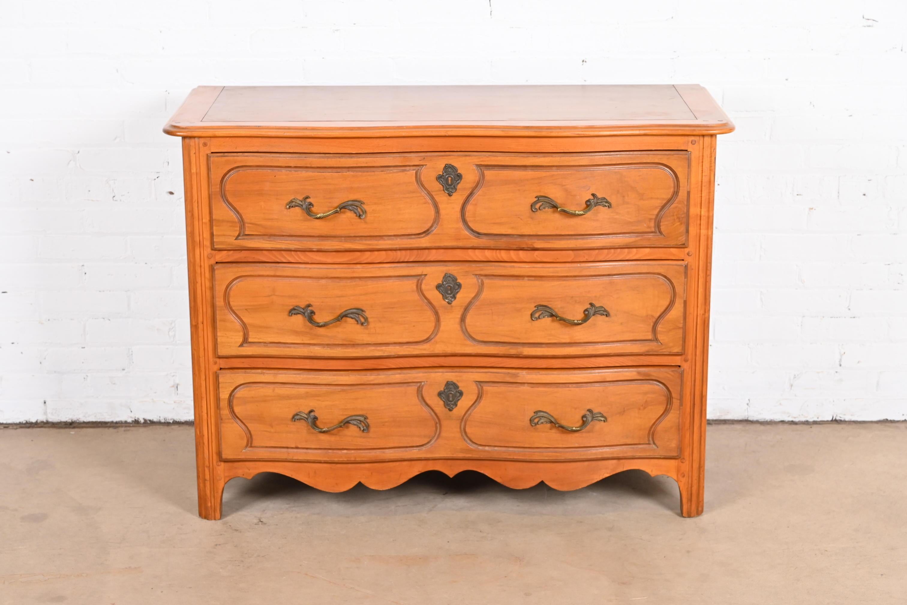 Commode en érable Louis XV de style provincial français de Baker Furniture, vers les années 1940 Bon état - En vente à South Bend, IN