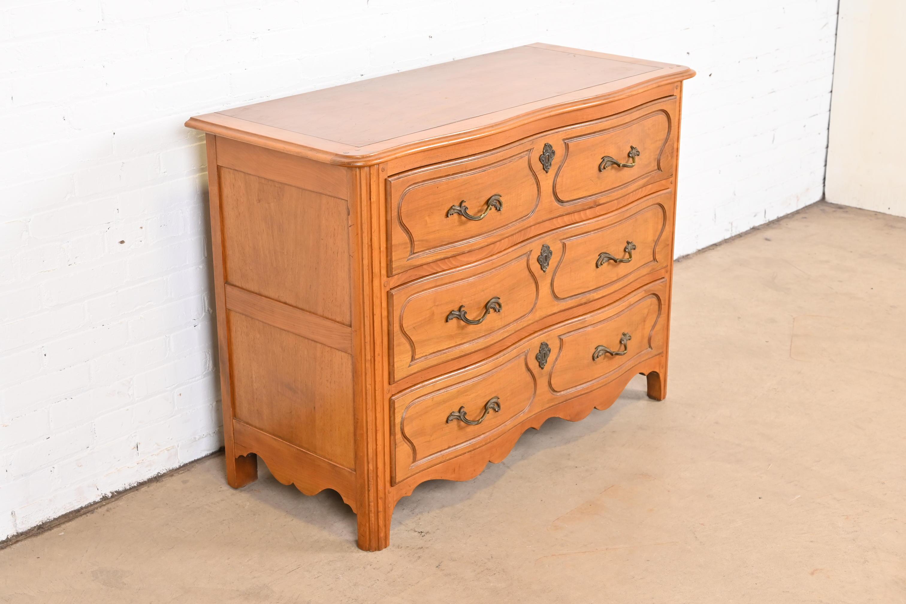 Laiton Commode en érable Louis XV de style provincial français de Baker Furniture, vers les années 1940 en vente