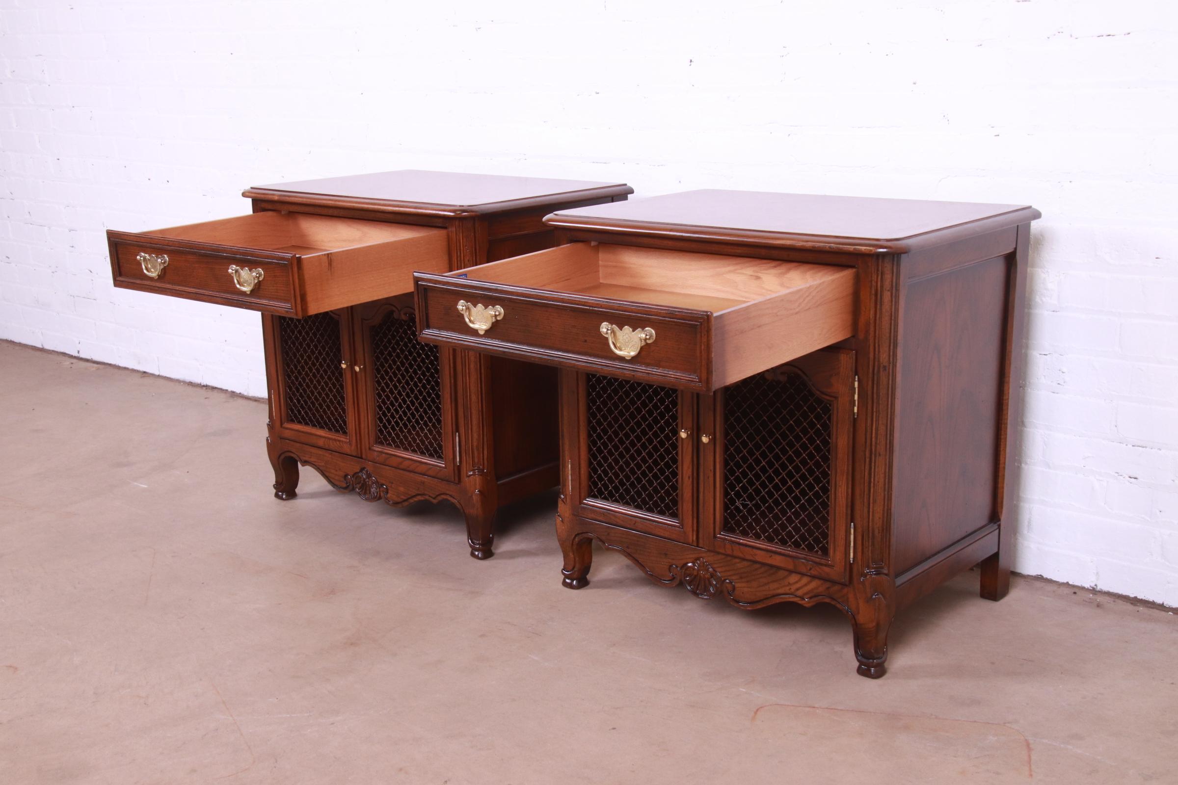 Baker Furniture French Provincial Louis XV Oak and Burl Nightstands, Refinished For Sale 5