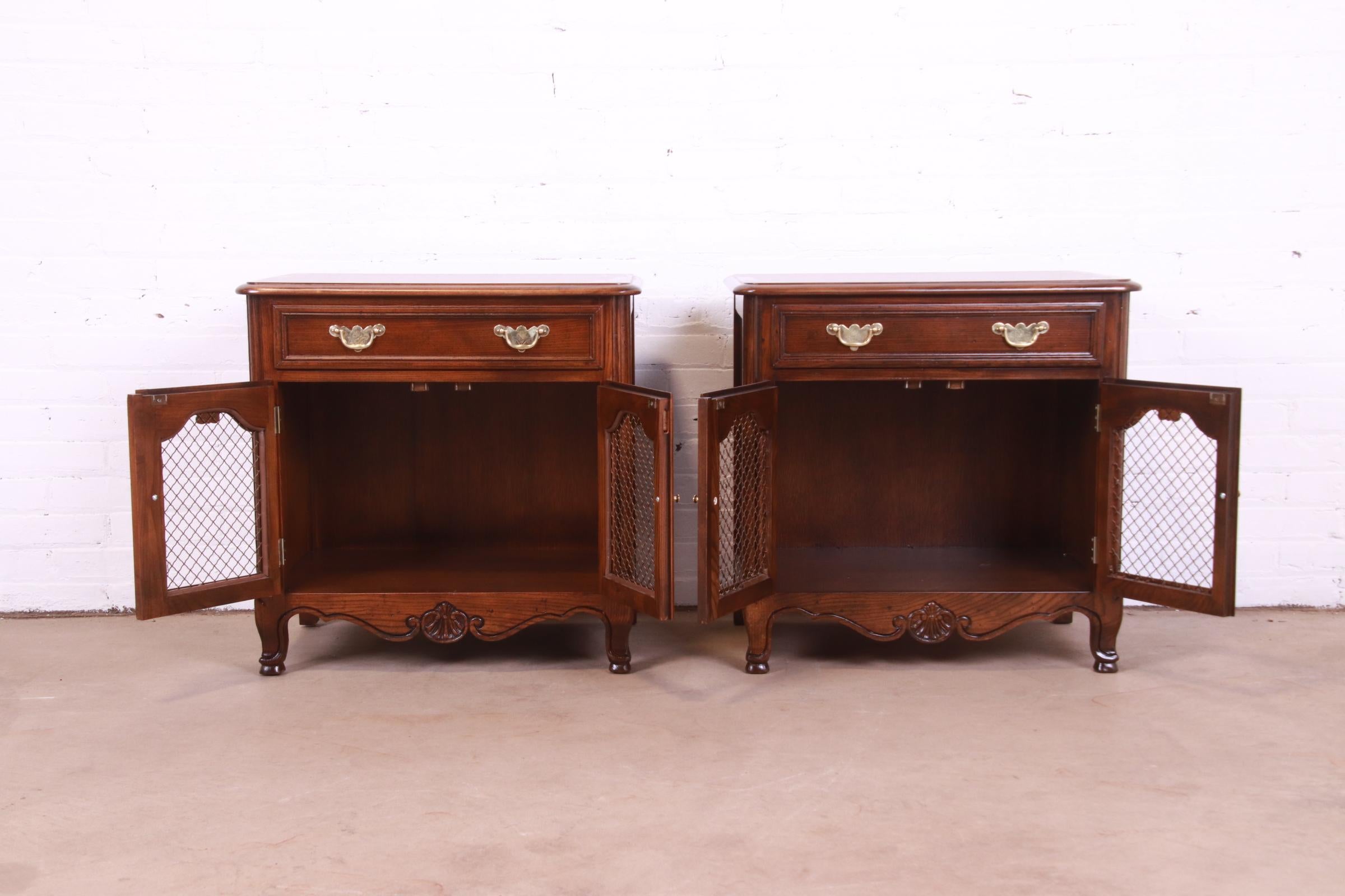 Baker Furniture French Provincial Louis XV Oak and Burl Nightstands, Refinished For Sale 9