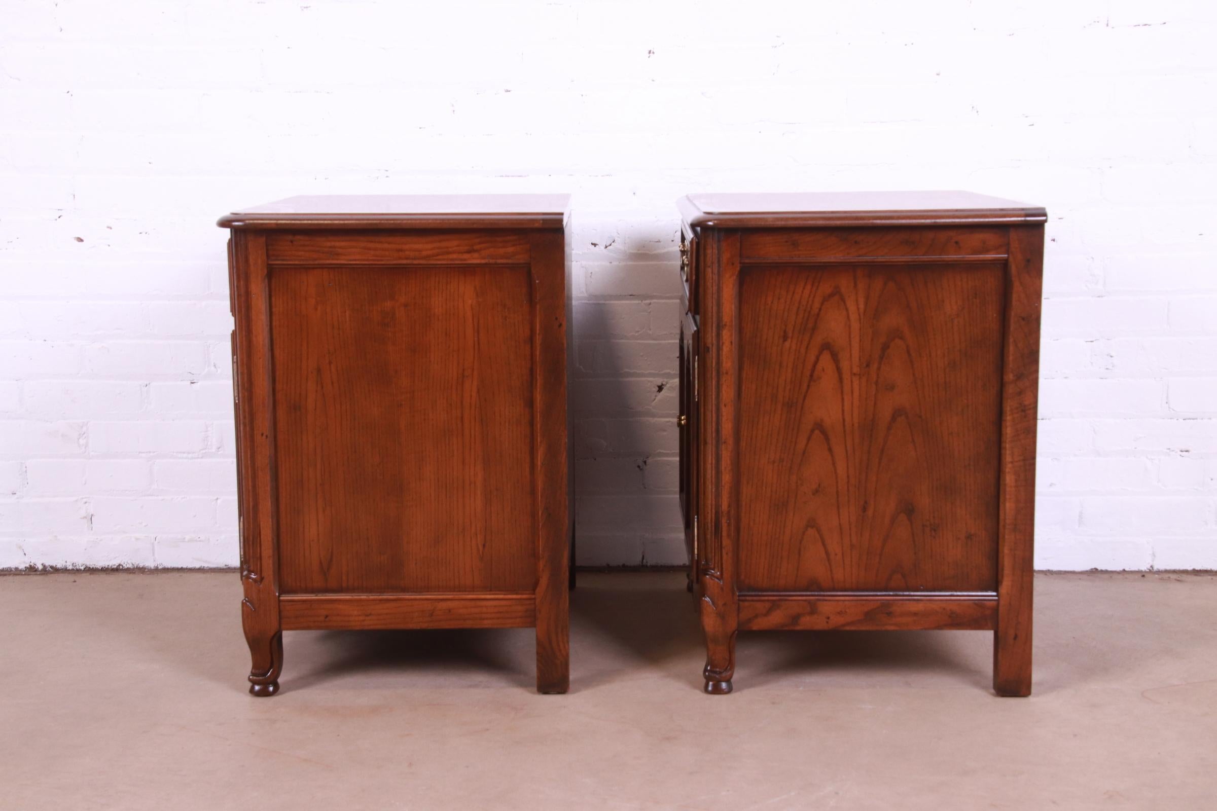 Baker Furniture French Provincial Louis XV Oak and Burl Nightstands, Refinished For Sale 10