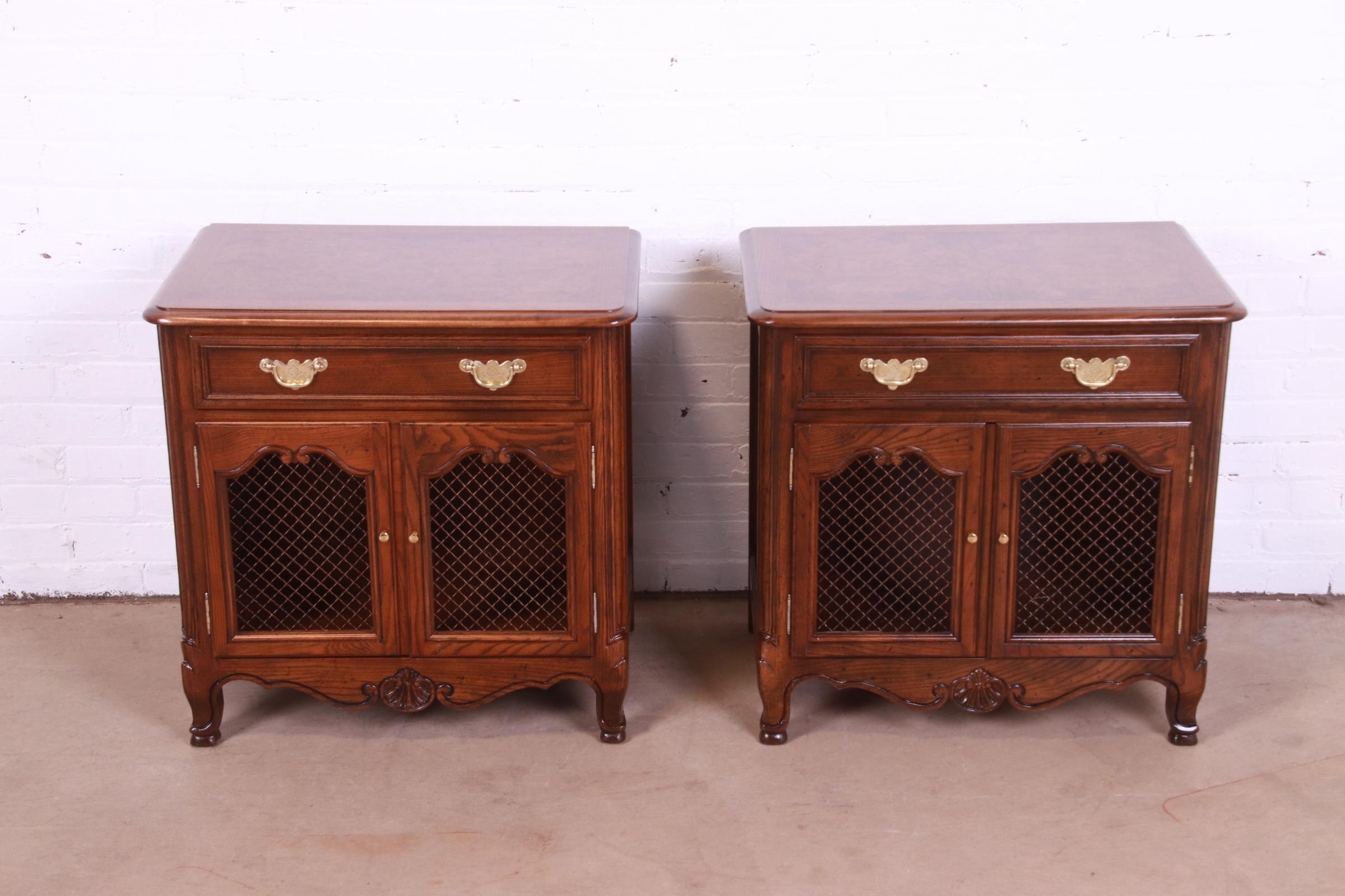 Baker Furniture French Provincial Louis XV Oak and Burl Nightstands, Refinished In Good Condition For Sale In South Bend, IN