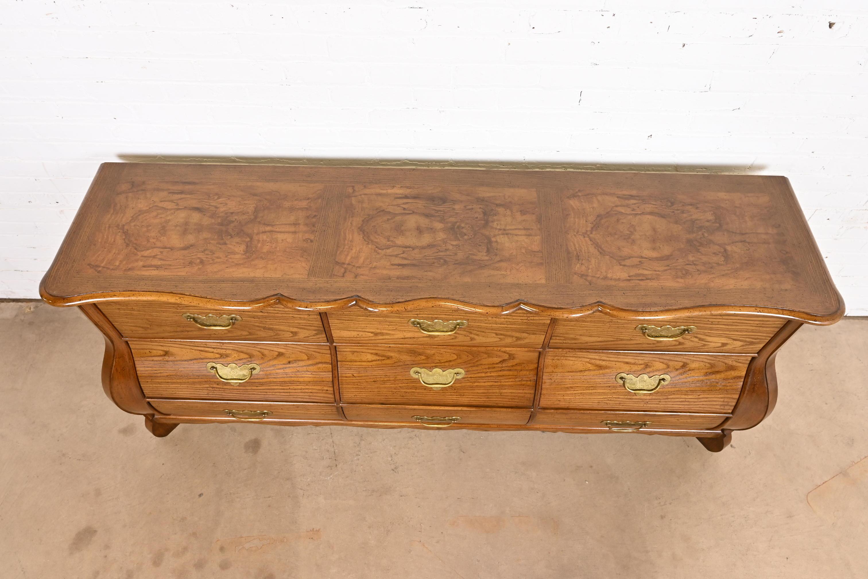 Baker Furniture - Comò provinciale francese Luigi XV in Oak e Wood Wood Bombay in vendita 3