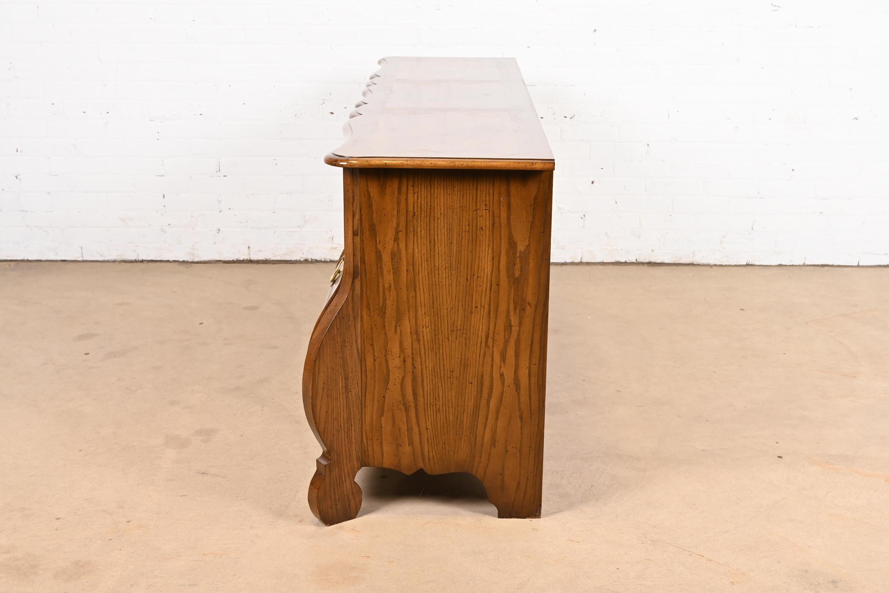 Baker Furniture - Comò provinciale francese Luigi XV in Oak e Wood Wood Bombay in vendita 4