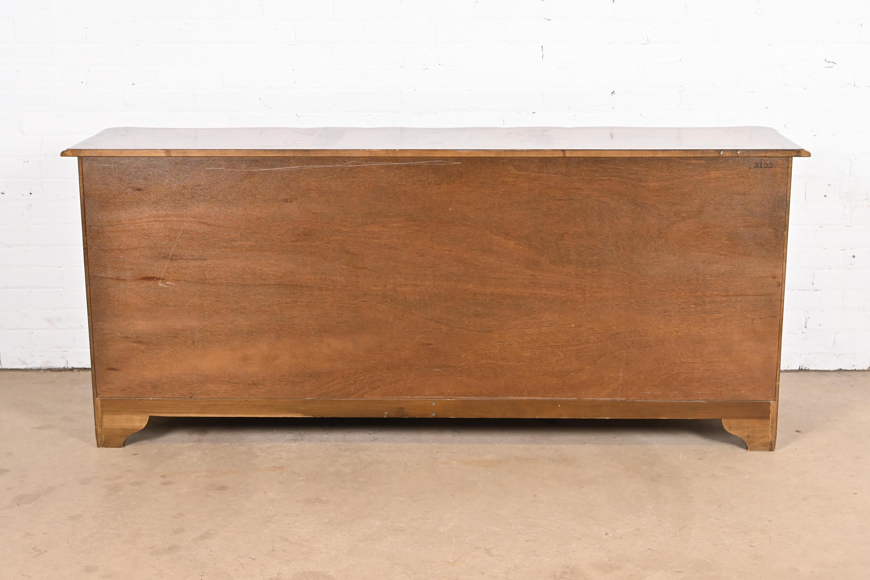 Baker Furniture - Comò provinciale francese Luigi XV in Oak e Wood Wood Bombay in vendita 5