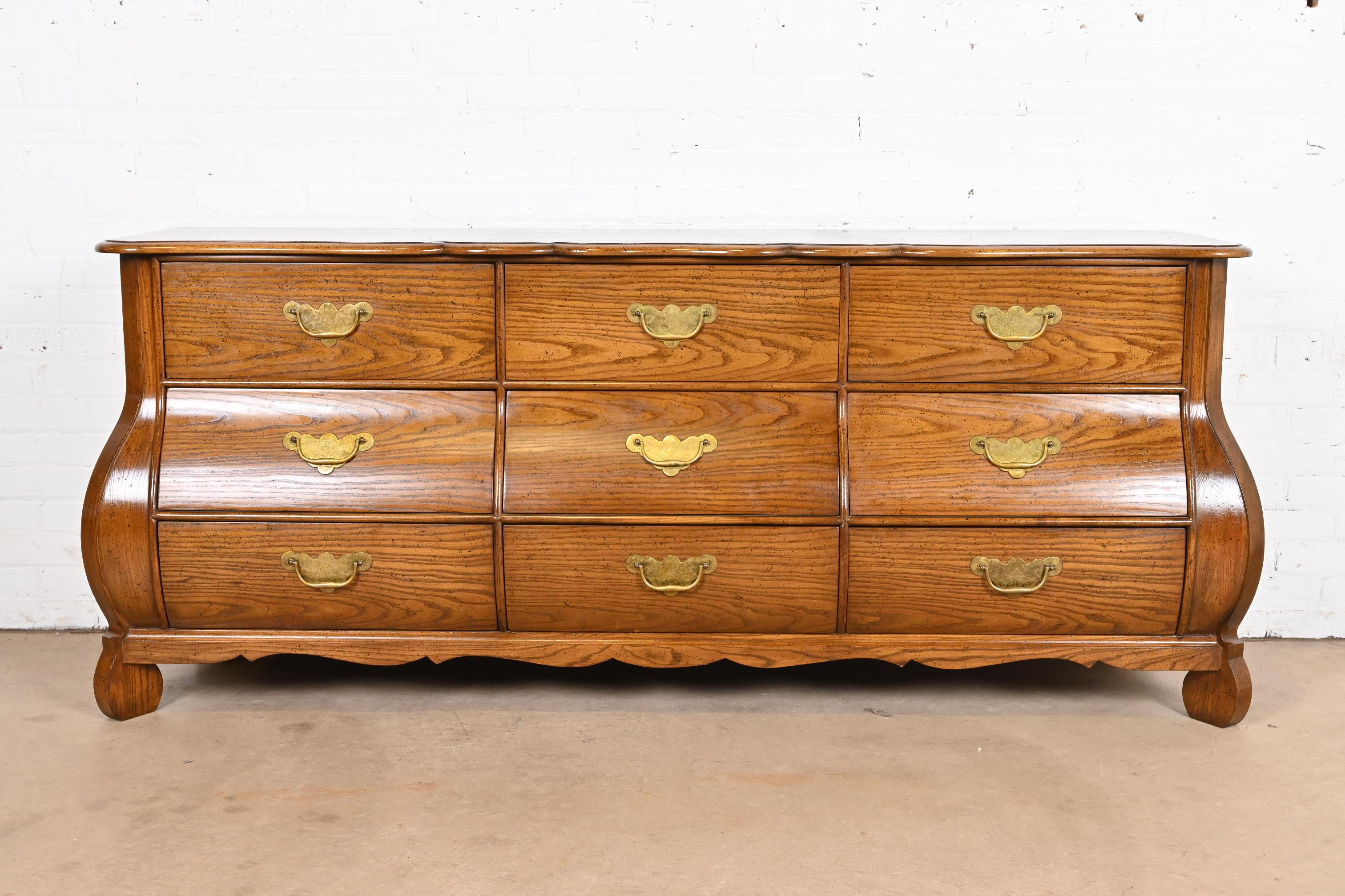 Una splendida cassettiera o credenza lunga in stile bombay della provincia francese Luigi XV

Da Baker Furniture

USA, circa anni '1960

Quercia intagliata, con splendido piano in radica abbinato al libro e ferramenta originale in ottone.

Misure:
