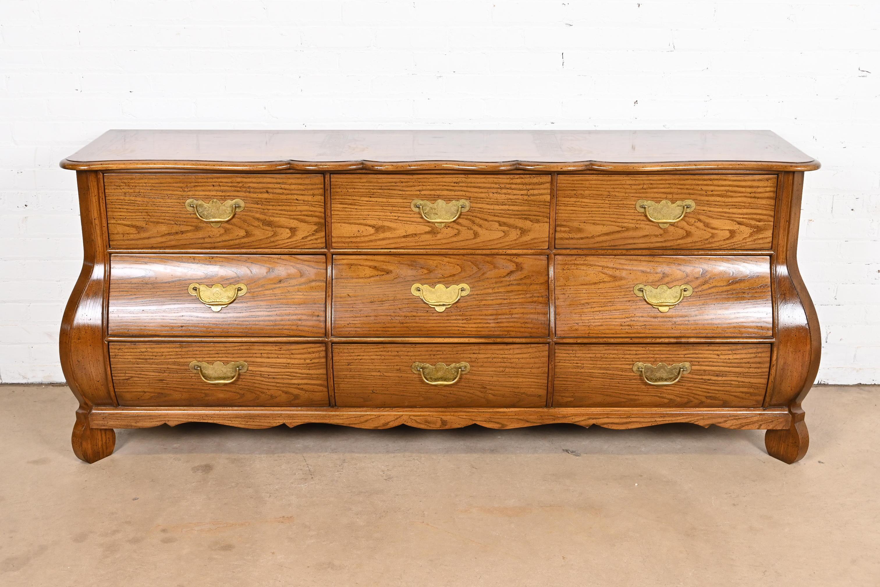 Stile provenzale Baker Furniture - Comò provinciale francese Luigi XV in Oak e Wood Wood Bombay in vendita
