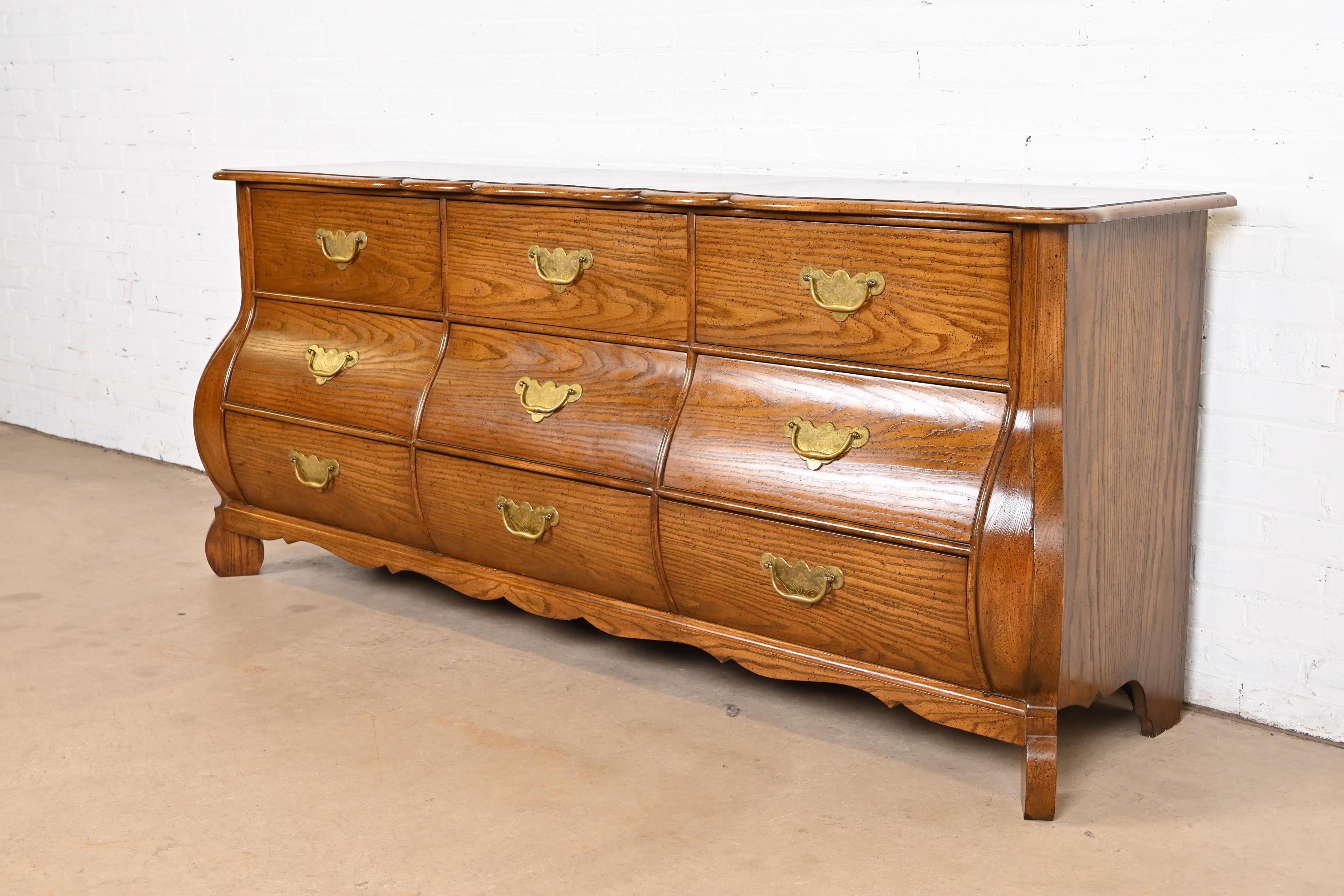 Americano Baker Furniture - Comò provinciale francese Luigi XV in Oak e Wood Wood Bombay in vendita