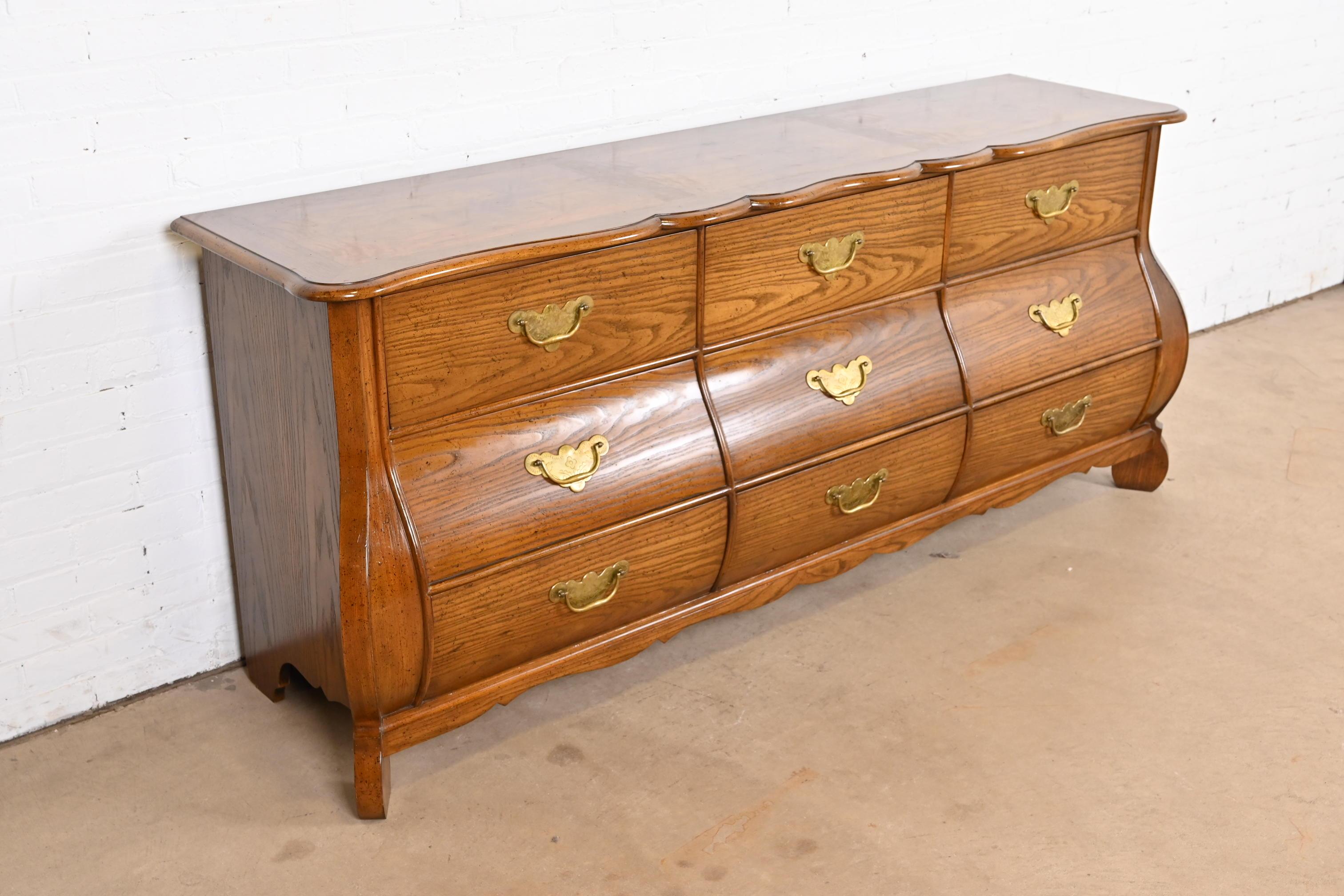 Baker Furniture - Comò provinciale francese Luigi XV in Oak e Wood Wood Bombay In condizioni buone in vendita a South Bend, IN