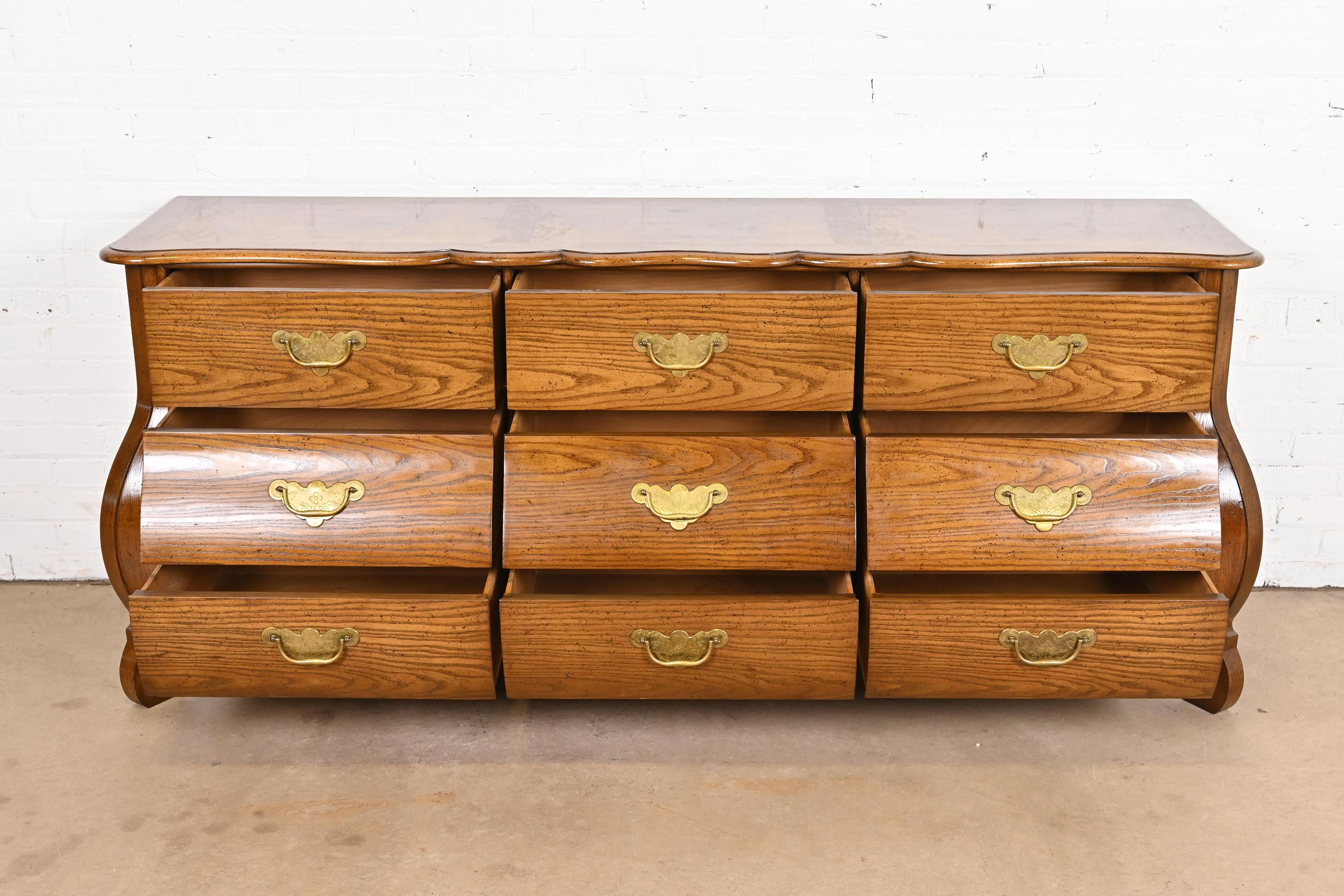 Metà XX secolo Baker Furniture - Comò provinciale francese Luigi XV in Oak e Wood Wood Bombay in vendita