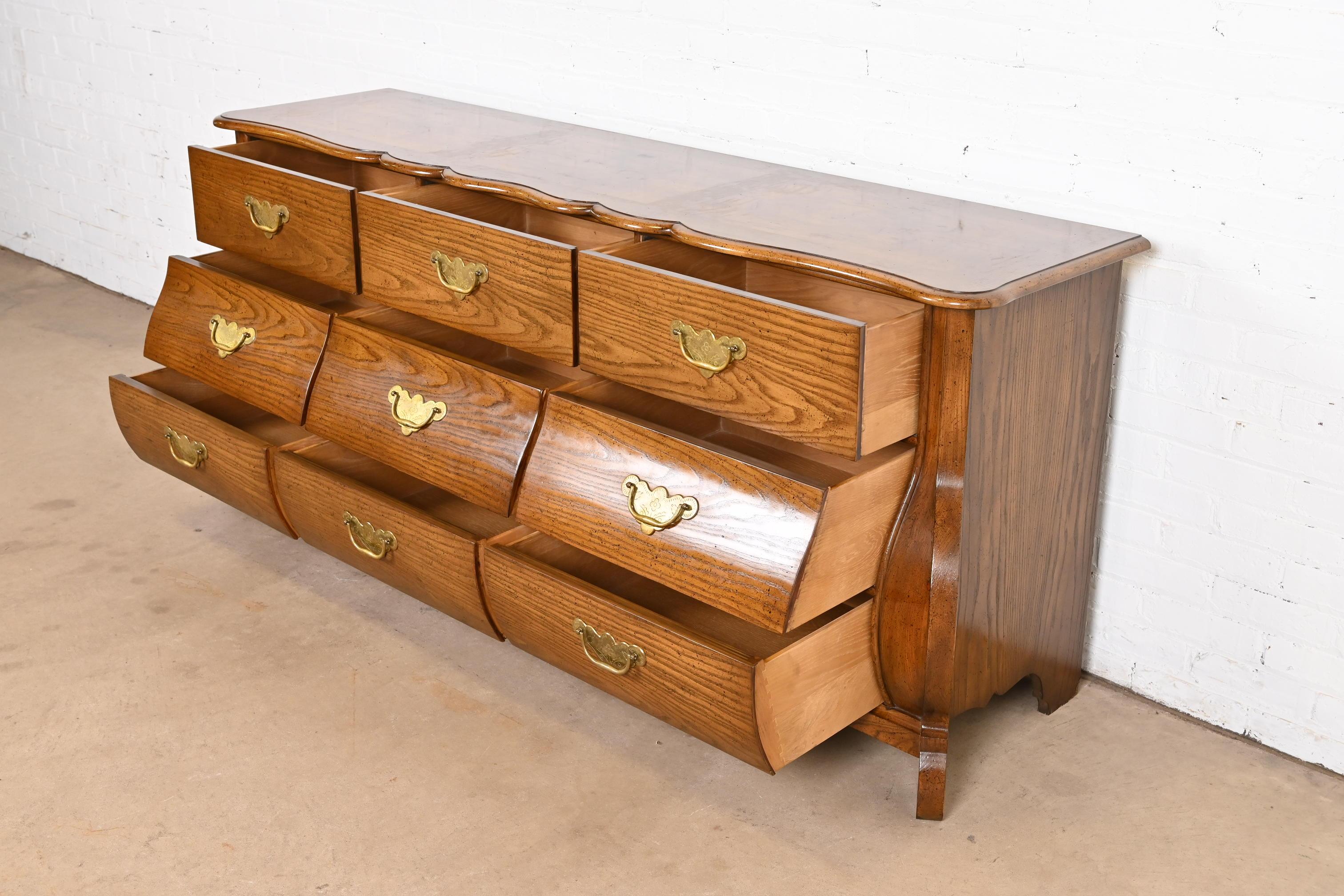 Ottone Baker Furniture - Comò provinciale francese Luigi XV in Oak e Wood Wood Bombay in vendita