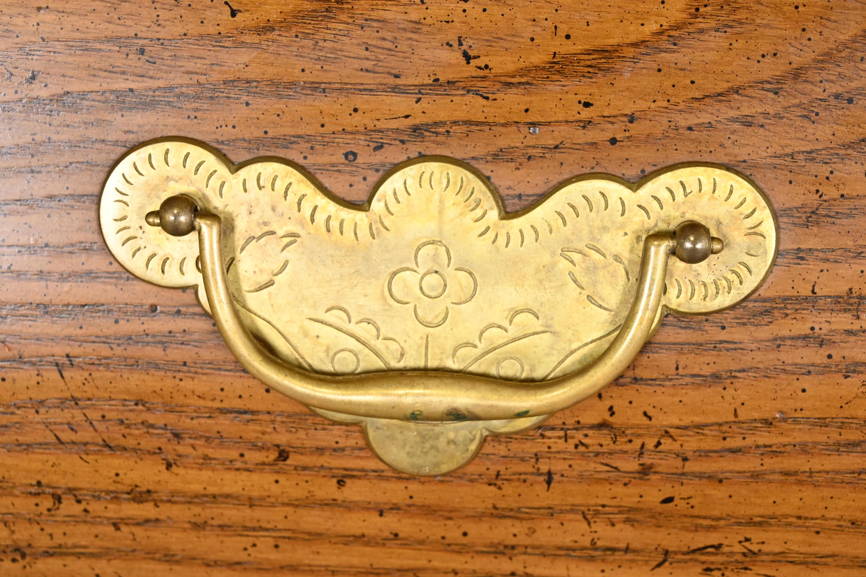 Baker Furniture - Comò provinciale francese Luigi XV in Oak e Wood Wood Bombay in vendita 1