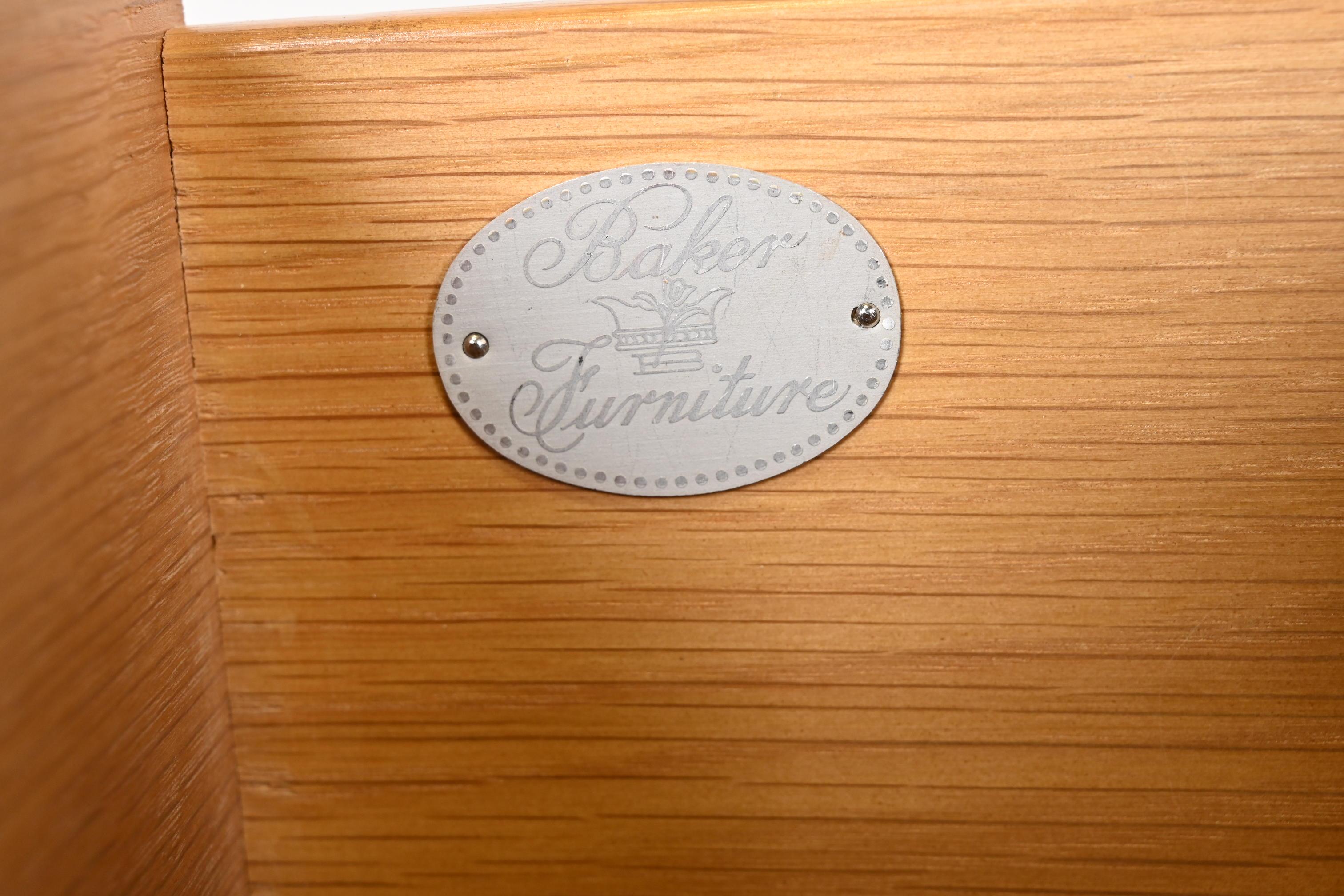 Baker Furniture - Comò provinciale francese Luigi XV in Oak e Wood Wood Bombay in vendita 2