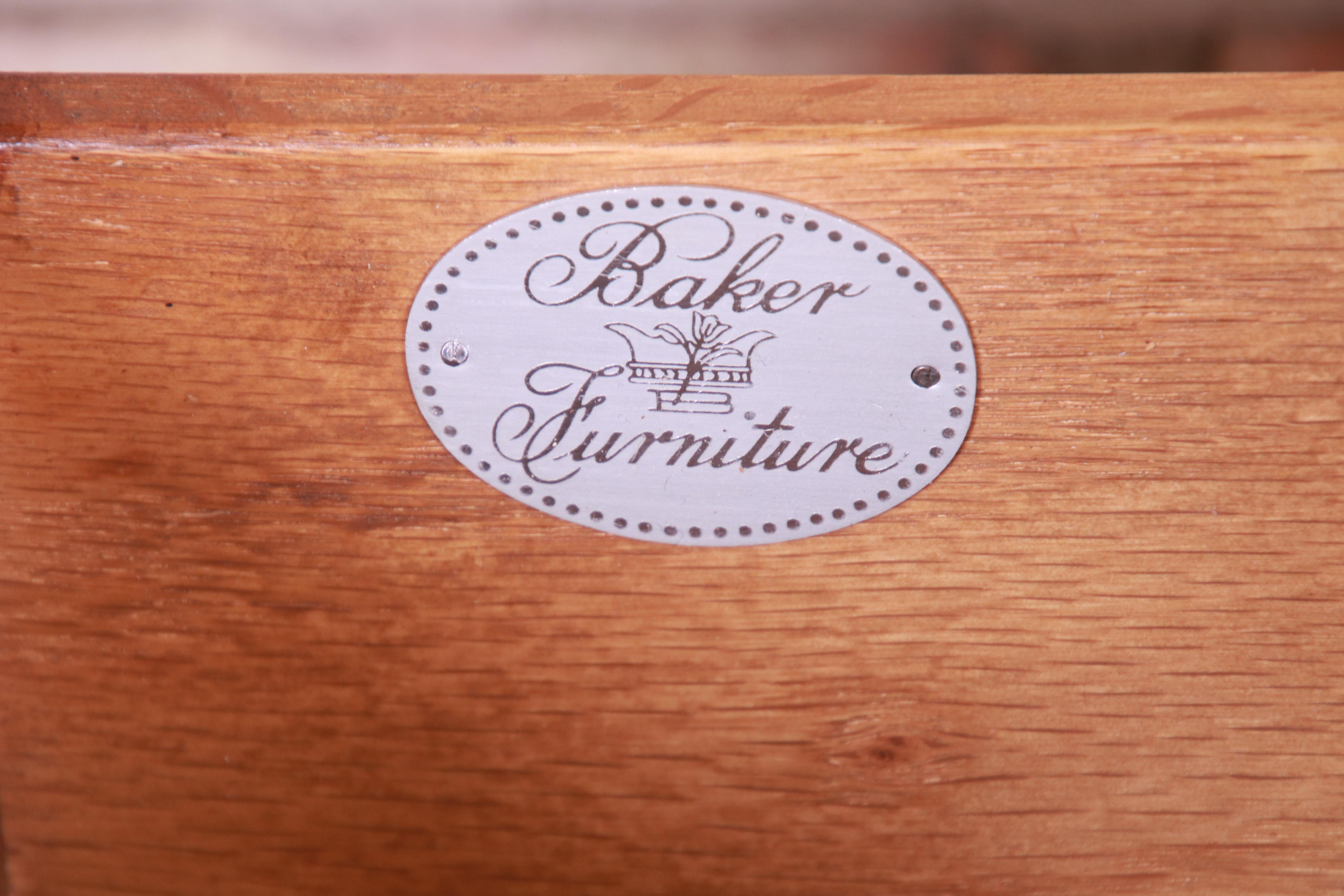 Cassettiera Baker Furniture in stile provinciale Luigi XV in Oak e Wood in vendita 9