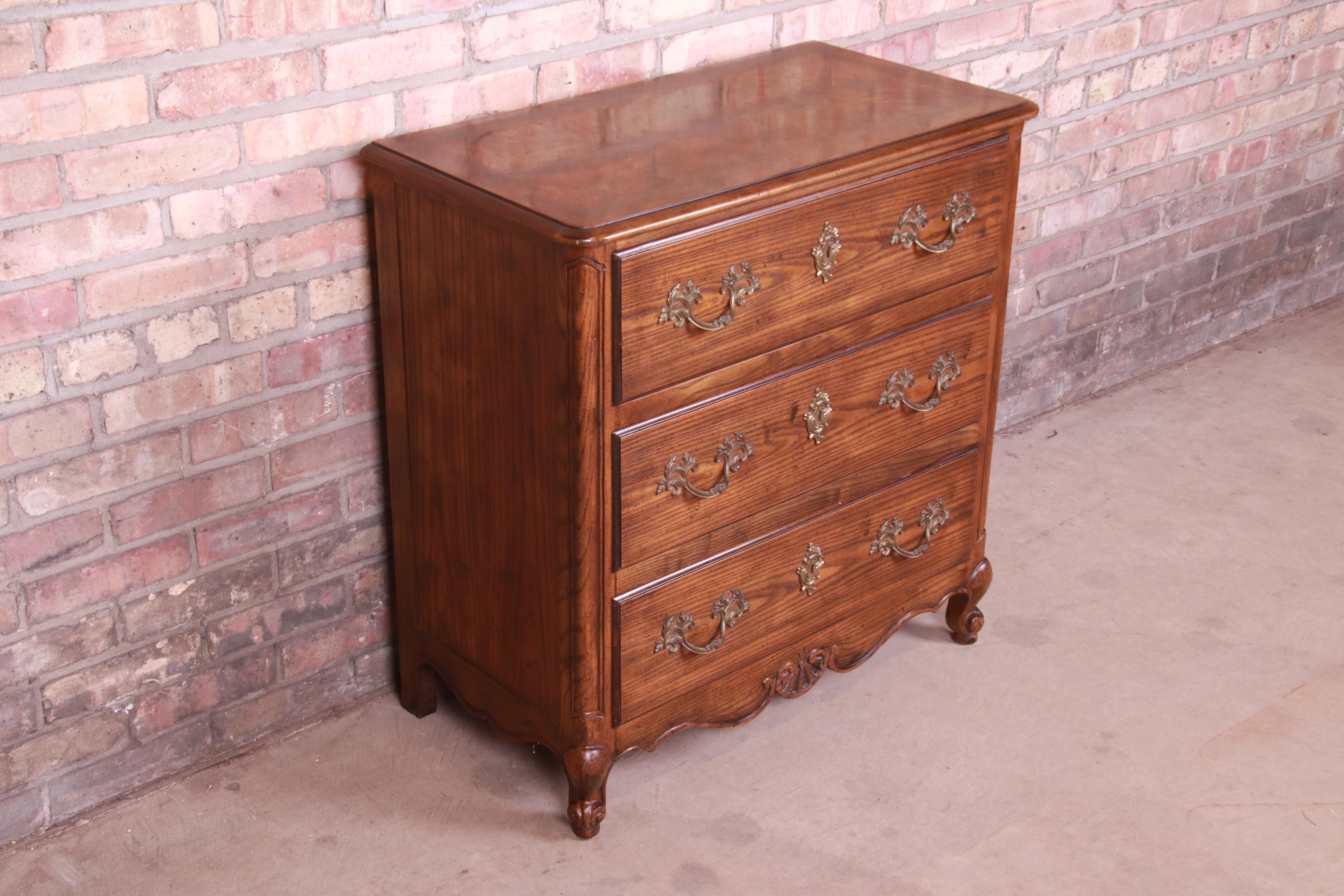 Baker Furniture French Provincial Louis XV Oak and Burl Wood Chest of Drawers In Good Condition For Sale In South Bend, IN