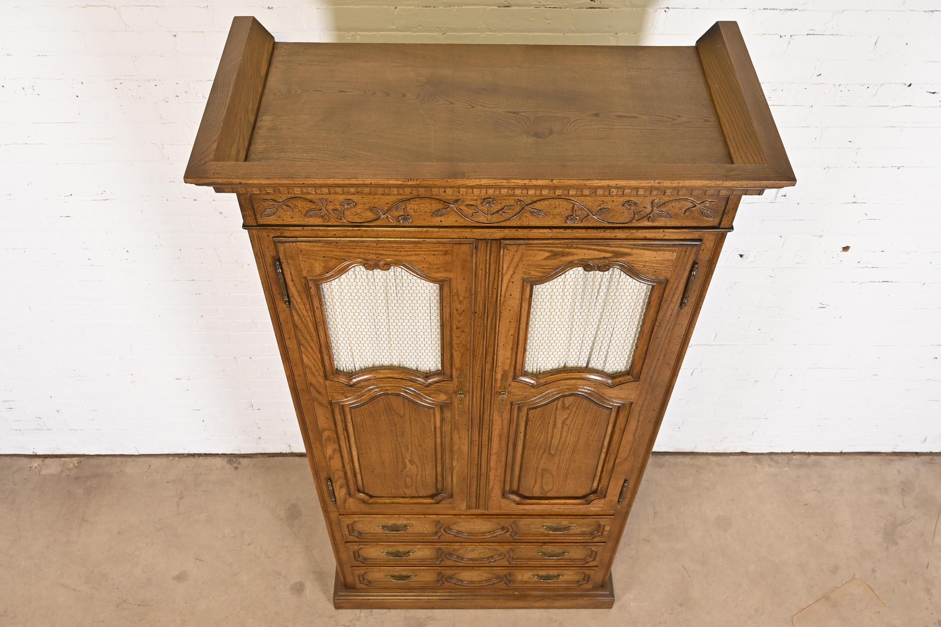 Baker Furniture commode ou presse-lin d'armoire provinciale française Louis XV en chêne en vente 3