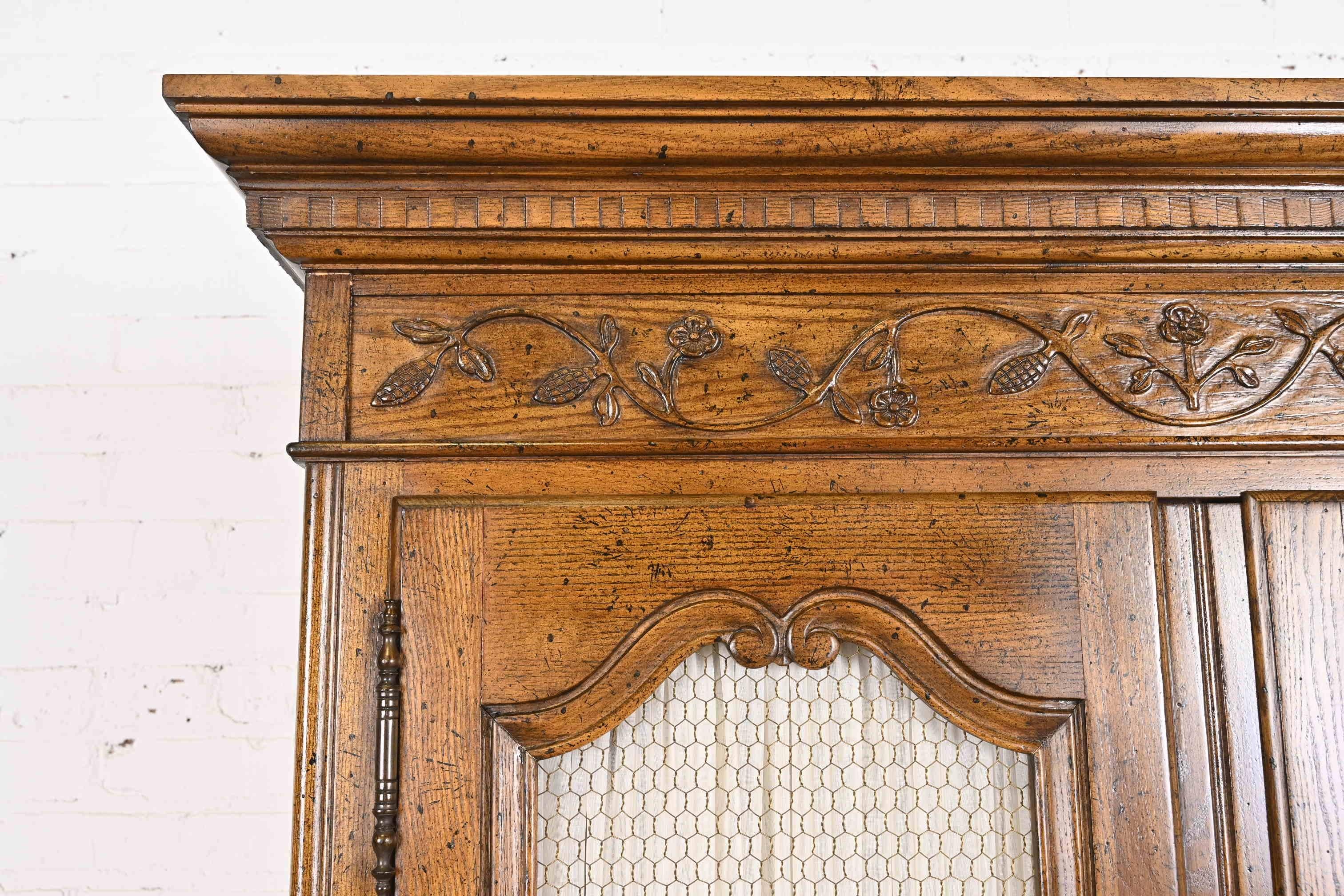 Baker Furniture commode ou presse-lin d'armoire provinciale française Louis XV en chêne Bon état - En vente à South Bend, IN