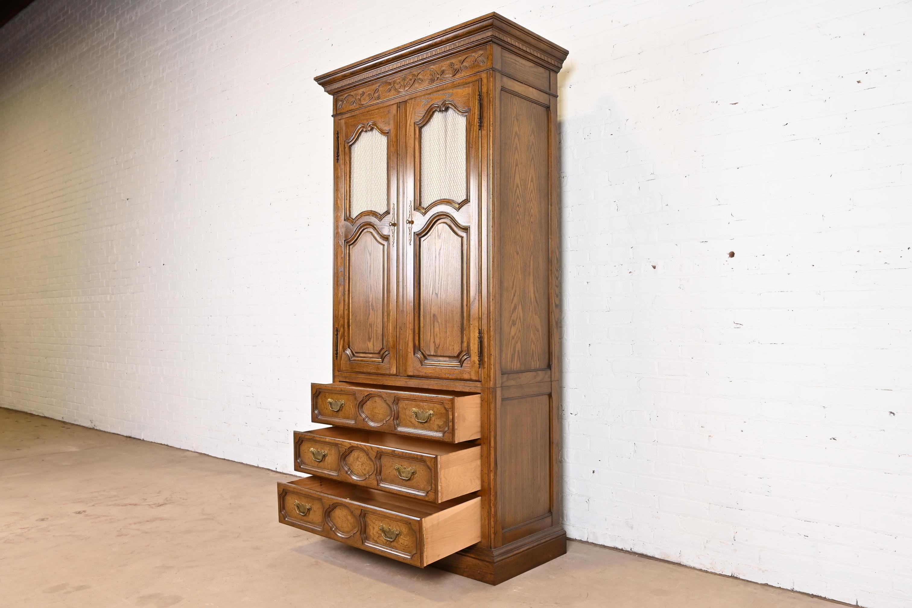 Baker Furniture commode ou presse-lin d'armoire provinciale française Louis XV en chêne Bon état - En vente à South Bend, IN