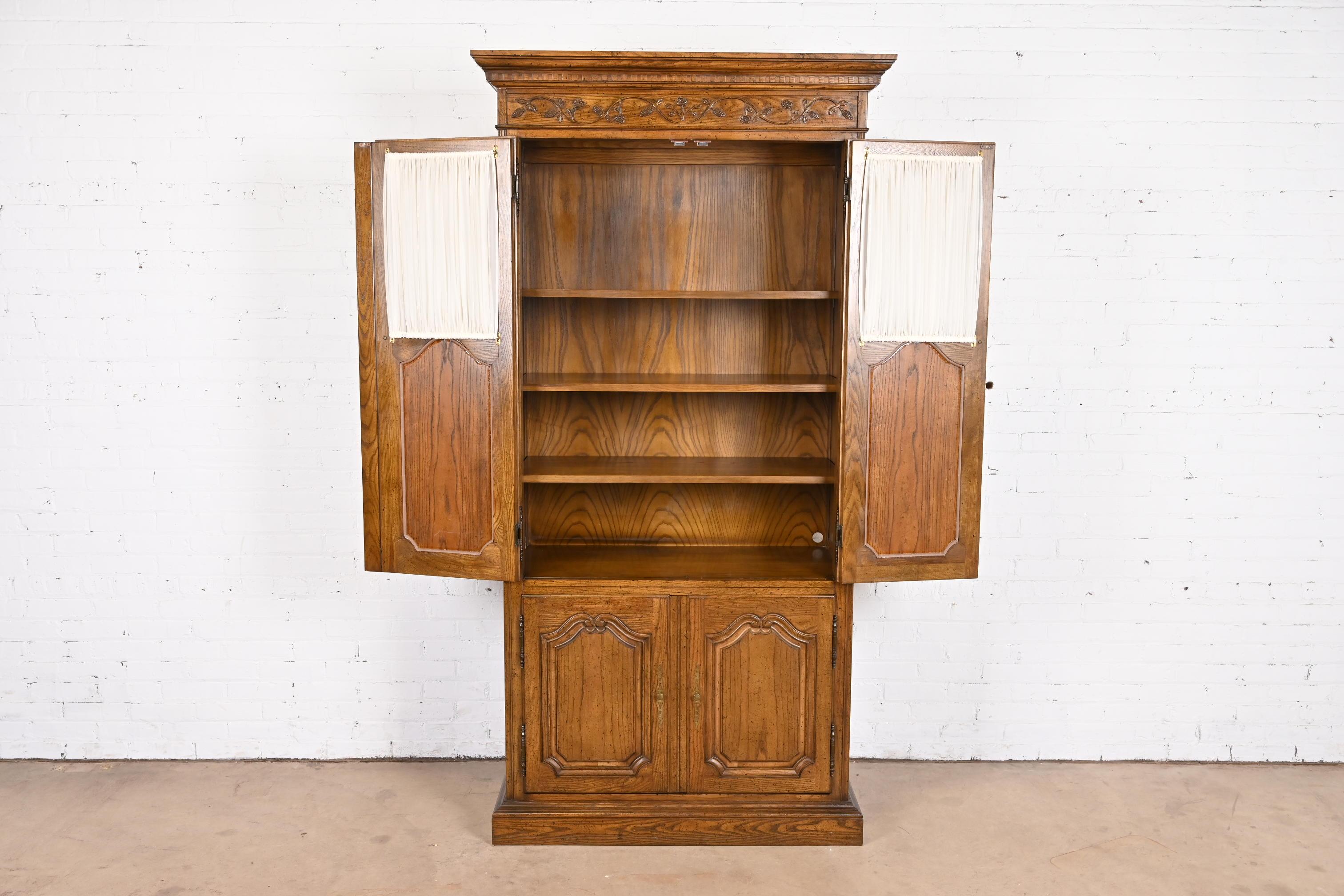 Milieu du XXe siècle Baker Furniture commode ou presse-lin d'armoire provinciale française Louis XV en chêne en vente