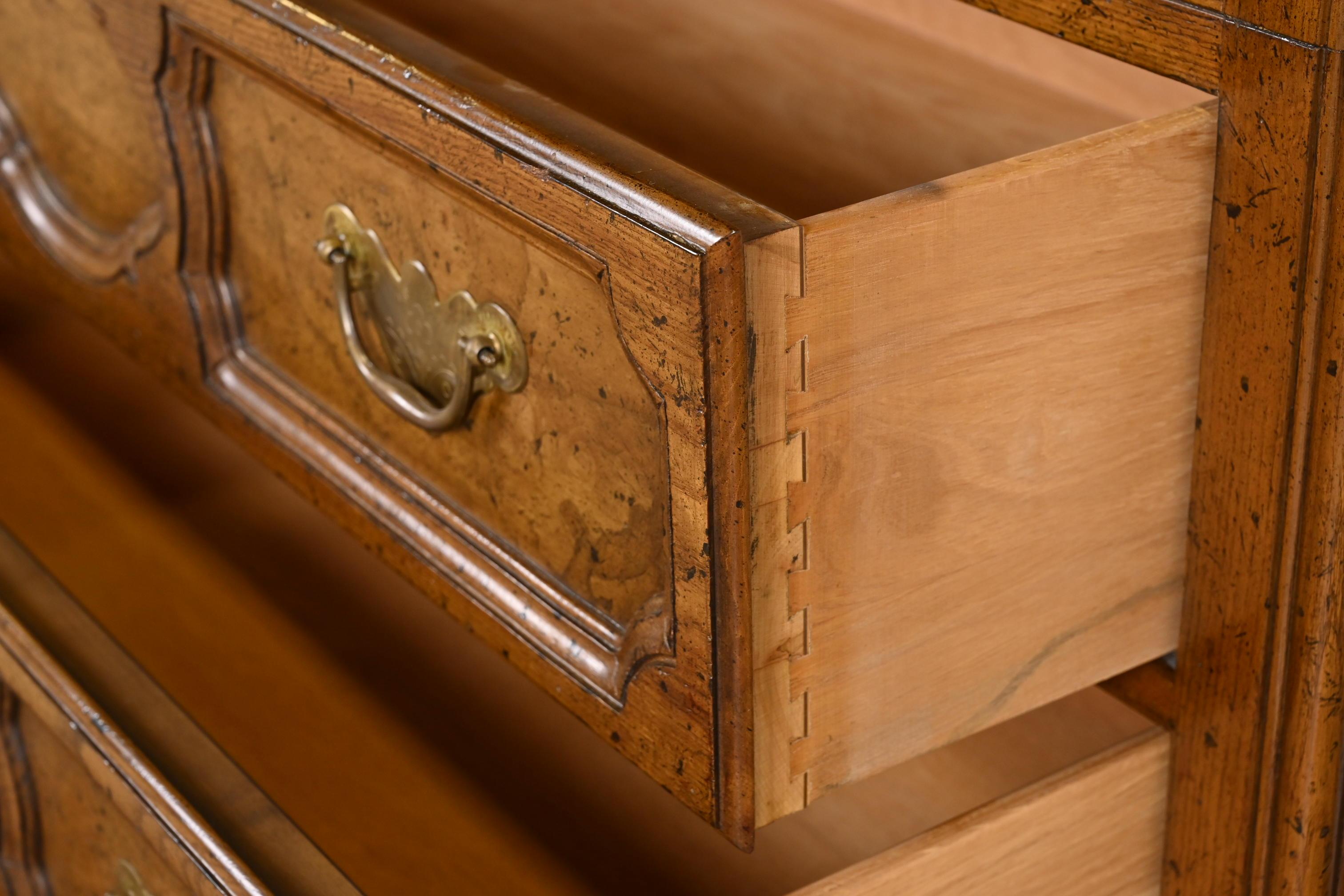 Laiton Baker Furniture commode ou presse-lin d'armoire provinciale française Louis XV en chêne en vente